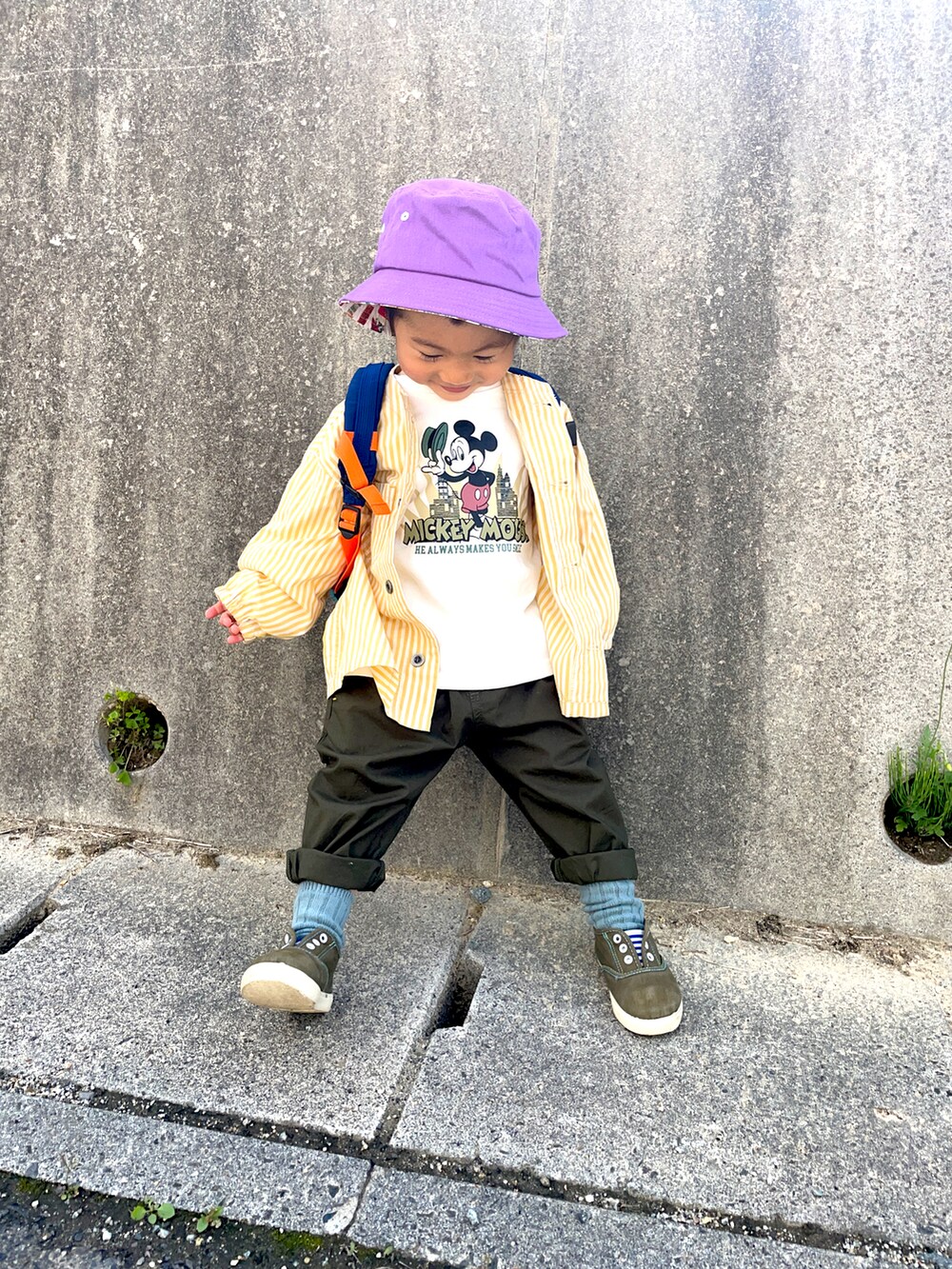 「シャツスタイル、ごきげんウィーク、リュック、アウトドアスタイル、ZOZOKIDSDAY、スリッポン、パープル、休日コーデ、バケットハット、グリーン、ビタミンカラー、シャツコーデ」｜「Birthdayのアイテム（ハット、パープル系）」を使った、りつぼーさん（キッズ・90cm）の春コーディネートの2枚目の写真