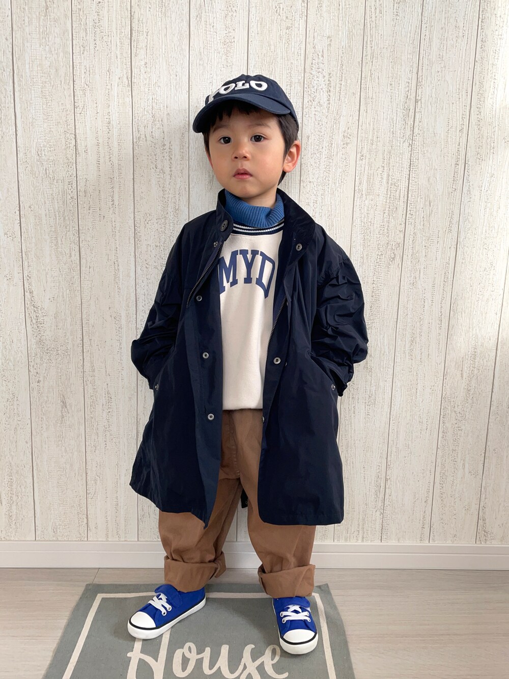 「コート、レイヤードスタイル、キャップ、モッズコート、春コーデ、春服、スニーカー、ロゴスウェット、ビッグシルエット、カジュアルコーデ、タートルネック、ジャケット、カラーパンツ」｜「Birthdayのアイテム（キャップ、ブルー系）」を使った、りつぼーさん（キッズ・90cm）の冬コーディネートの2枚目の写真