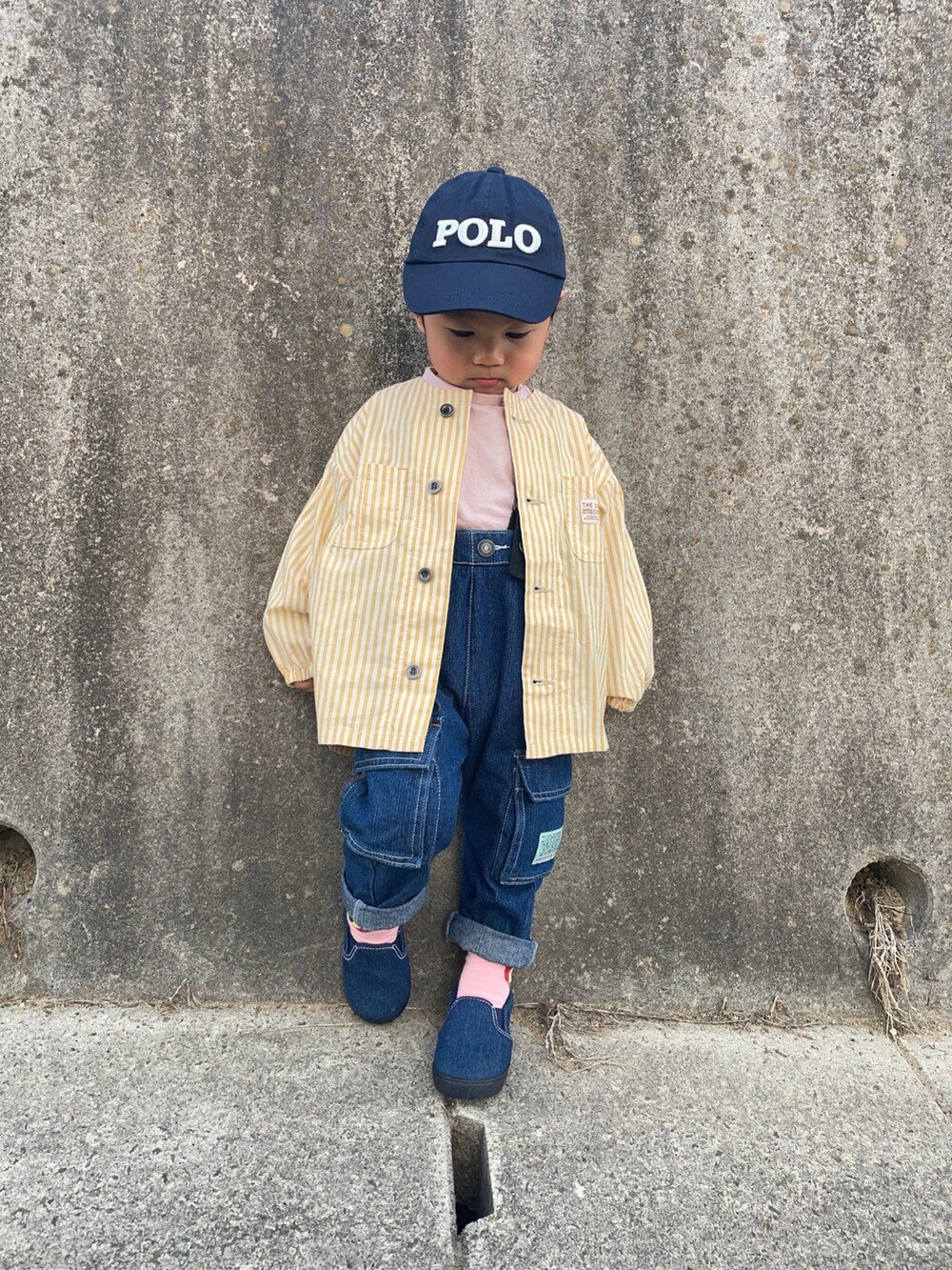 「サロペット、イエロー、はじめましてコーデ、男の子、スリッポン、デニム、シャツ、シャツスタイル、ノーカラージャケット、ZOZOKIDSDAY、カラーソックス」｜「Birthdayのアイテム（キャップ、ブルー系）」を使った、りつぼーさん（キッズ・90cm）の春コーディネートの2枚目の写真