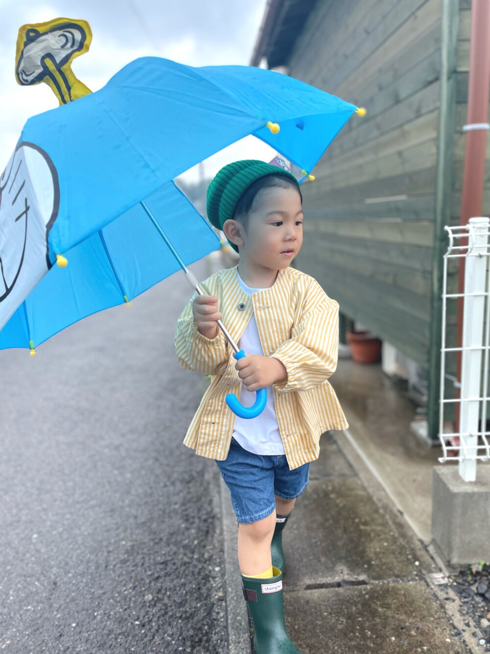 イエロー系のノーカラージャケット、ブルー系のその他パンツ、グリーン系のニットキャップ/ビーニーを着用したキッズの夏コーディネートの2枚目の写真