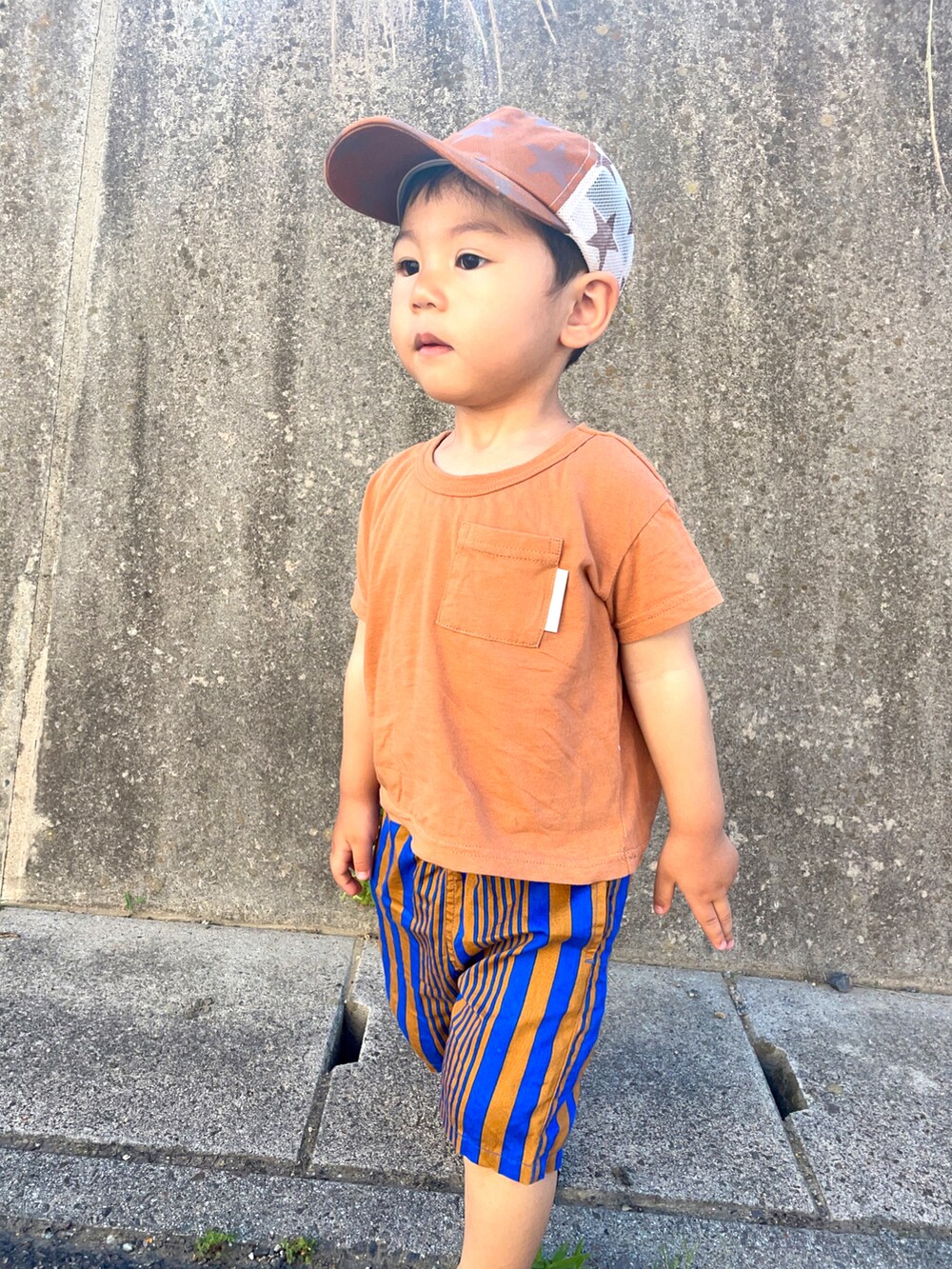 「夏コーデ、カジュアルコーデ、カラーパンツ、キャップ、ワントーンコーデ、休日スタイル、スポーツサンダル」｜「Otonatoの/リンクＴシャツ（Tシャツ/カットソー、イエロー系）」を使った、りつぼーさん（キッズ・90cm）の夏コーディネートの4枚目の写真