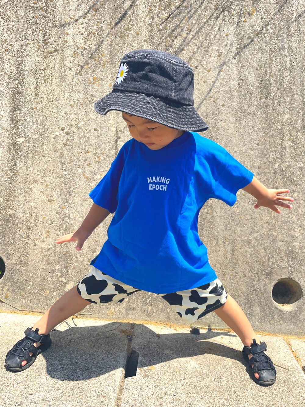 「ストリート、休日コーデ、サンダル、バケットハット、Tシャツ、夏だ！Tシャツ着よう！、夏コーデ、ショートパンツ、ビタミンカラー、スポーツサンダル、プチプラ、ロゴT」｜「韓国服のアイテム（ハット、ブラック系）」を使った、りつぼーさん（キッズ・90cm）の夏コーディネートの3枚目の写真