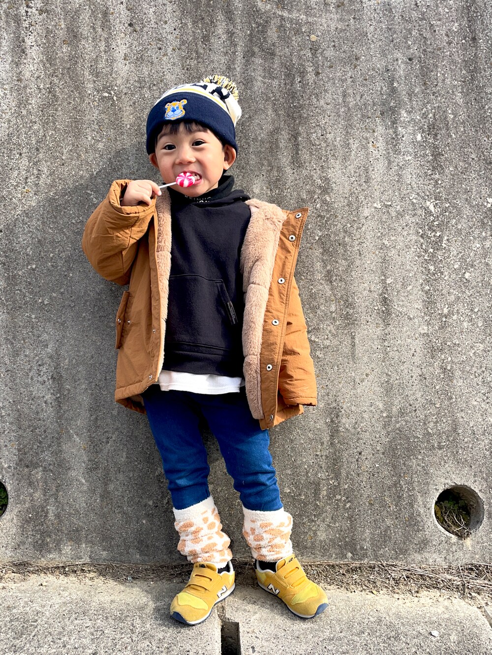 「冬を彩る色いろコーデ、プチプラ、ニット帽、シンプルコーデ、カジュアルコーデ、パーカー、デニム、カラー×コーデ、タートルネック、スウエット、お出かけコーデ、冬アウター」｜「UCLAの【KIDS】【UCLA/ユーシーエルエー】TYPY別注ニットワッチ（ニットキャップ/ビーニー、ブルー系）」を使った、りつぼーさん（キッズ・90cm）の冬コーディネートの3枚目の写真