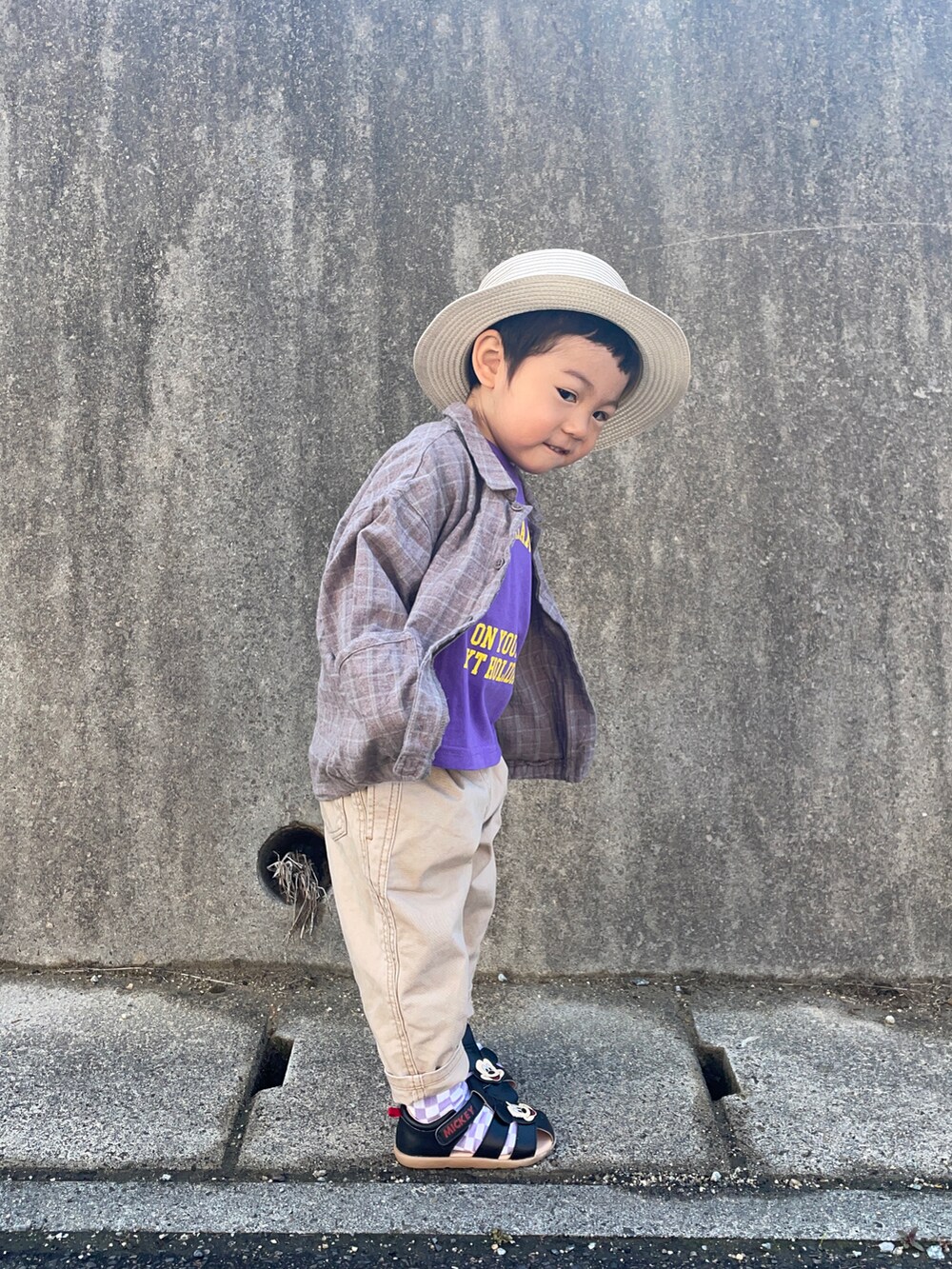 「春夏コーデ、ごきげんウィーク、休日スタイル、カジュアルコーデ、ZOZOKIDSDAY、今日のコーデ、カンカン帽、グルカサンダル、シャツコーデ」｜「BRANSHESのアイテム（パンツ、ベージュ系）」を使った、りつぼーさん（キッズ・90cm）の春コーディネートの2枚目の写真