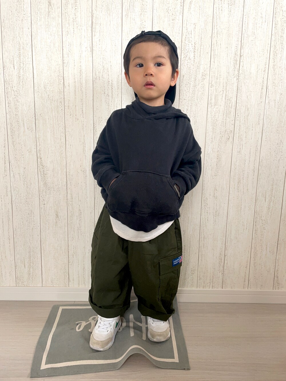 「春服デビュー宣言、カジュアルコーデ、パーカー、ワイドパンツ、ストリート、スニーカー、ビッグシルエット、春コーデ、休日コーデ、パステル映える春、カーゴパンツ」｜「BREEZEのアイテム（パーカー、ブラック系）」を使った、りつぼーさん（キッズ・90cm）の春コーディネートの2枚目の写真