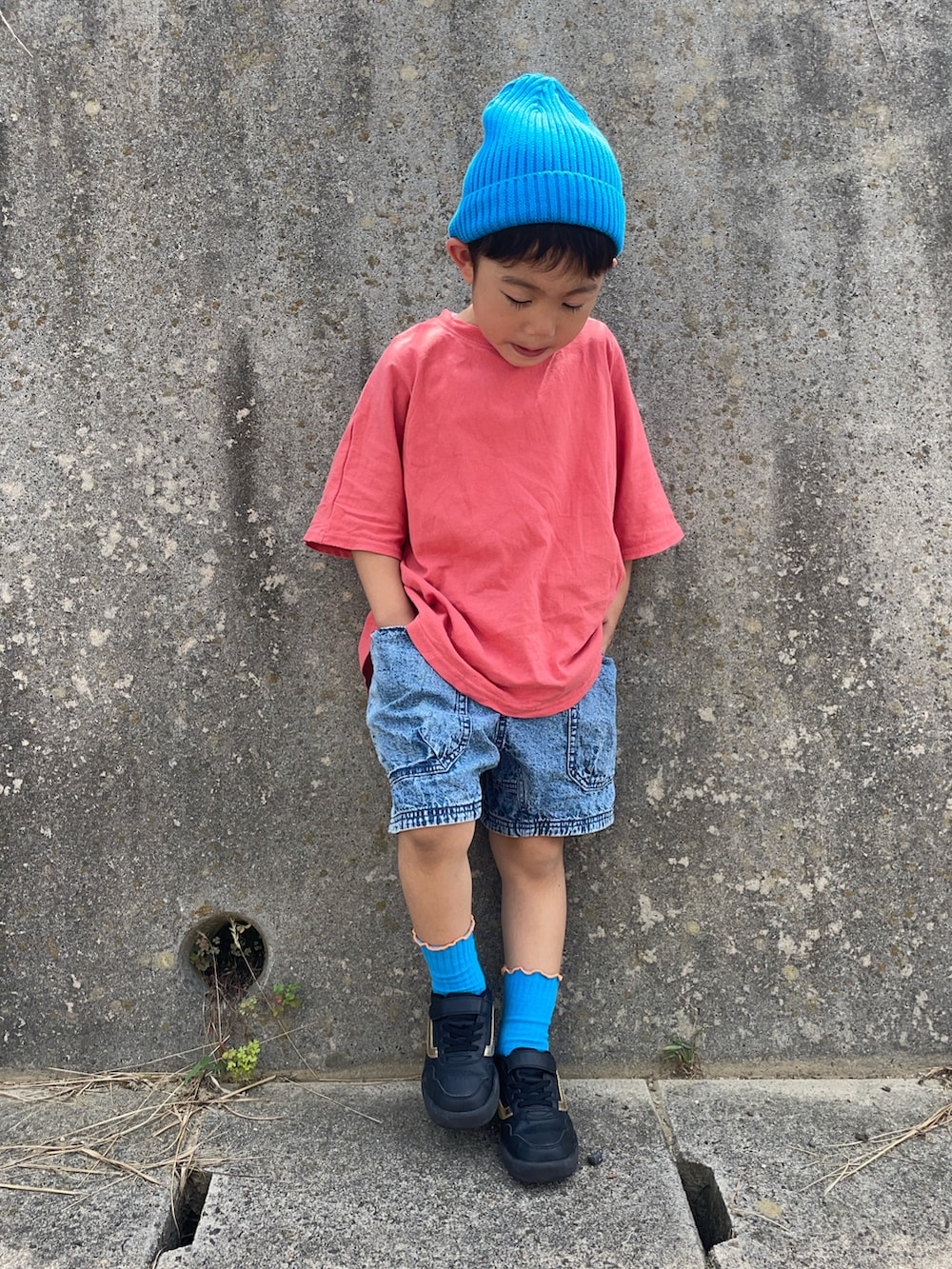 オレンジ系のTシャツ/カットソー、ブルー系のデニムパンツ、ブラック系のスニーカーを着用したキッズの夏コーディネートの3枚目の写真