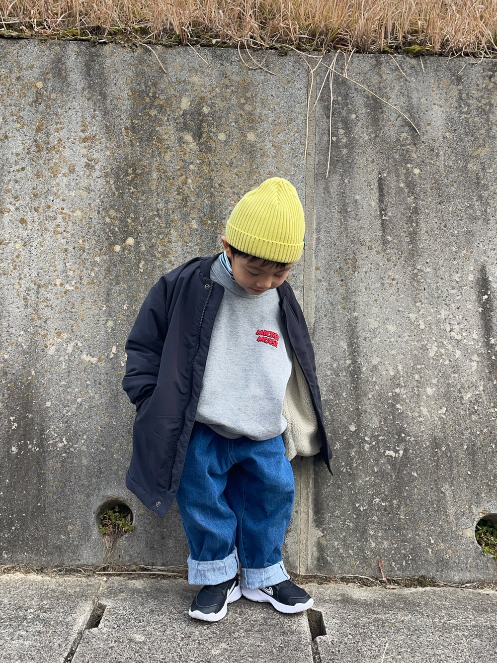 「プチプラ、冬アウター、レイヤードスタイル、デニム、お出かけコーデ」｜「BREEZEのカラフル ニット帽（ニットキャップ/ビーニー、イエロー系）」を使った、りつぼーさん（キッズ・100cm）の冬コーディネートの3枚目の写真