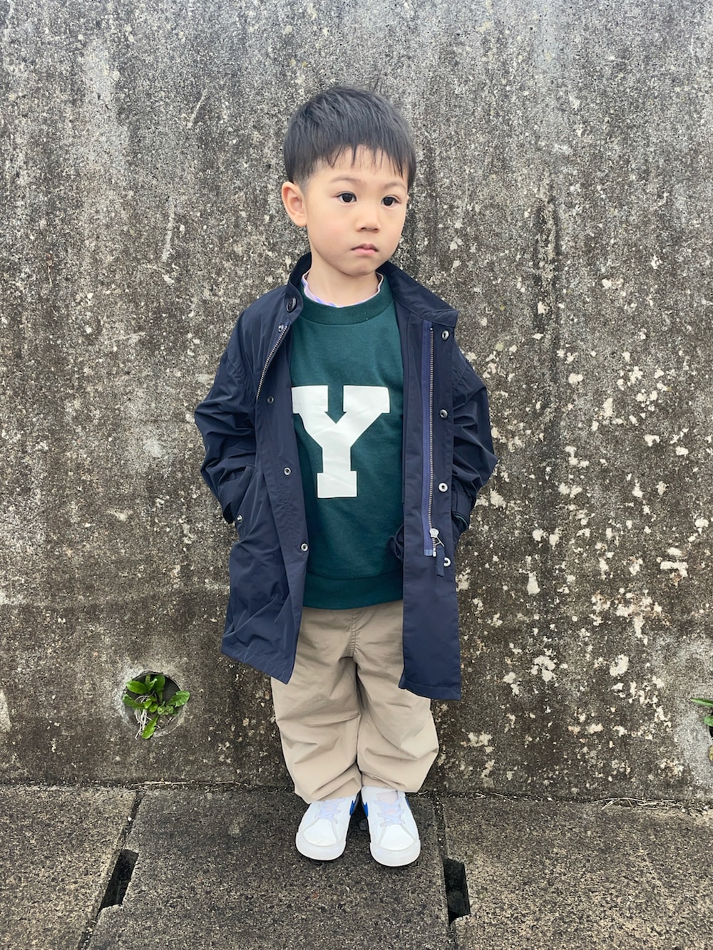「春めき満開コーデ、プチプラ、レイヤードスタイル、カジュアルコーデ、春コーデ」｜「＆yamのビッグイニシャル"Y"ロゴスウェット【親子お揃い/リンクコーデ】（スウェット、グリーン系）」を使った、りつぼーさん（キッズ・100cm）の春コーディネートの2枚目の写真