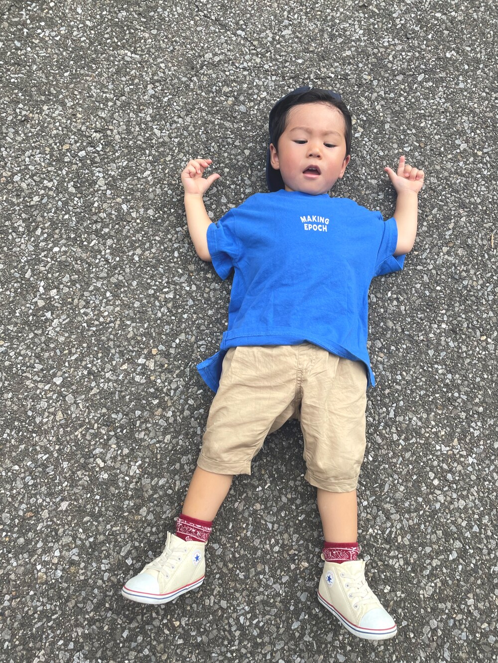 ブルー系のTシャツ/カットソー、ベージュ系のパンツ、ホワイト系のスニーカーを着用したキッズの夏コーディネートの2枚目の写真