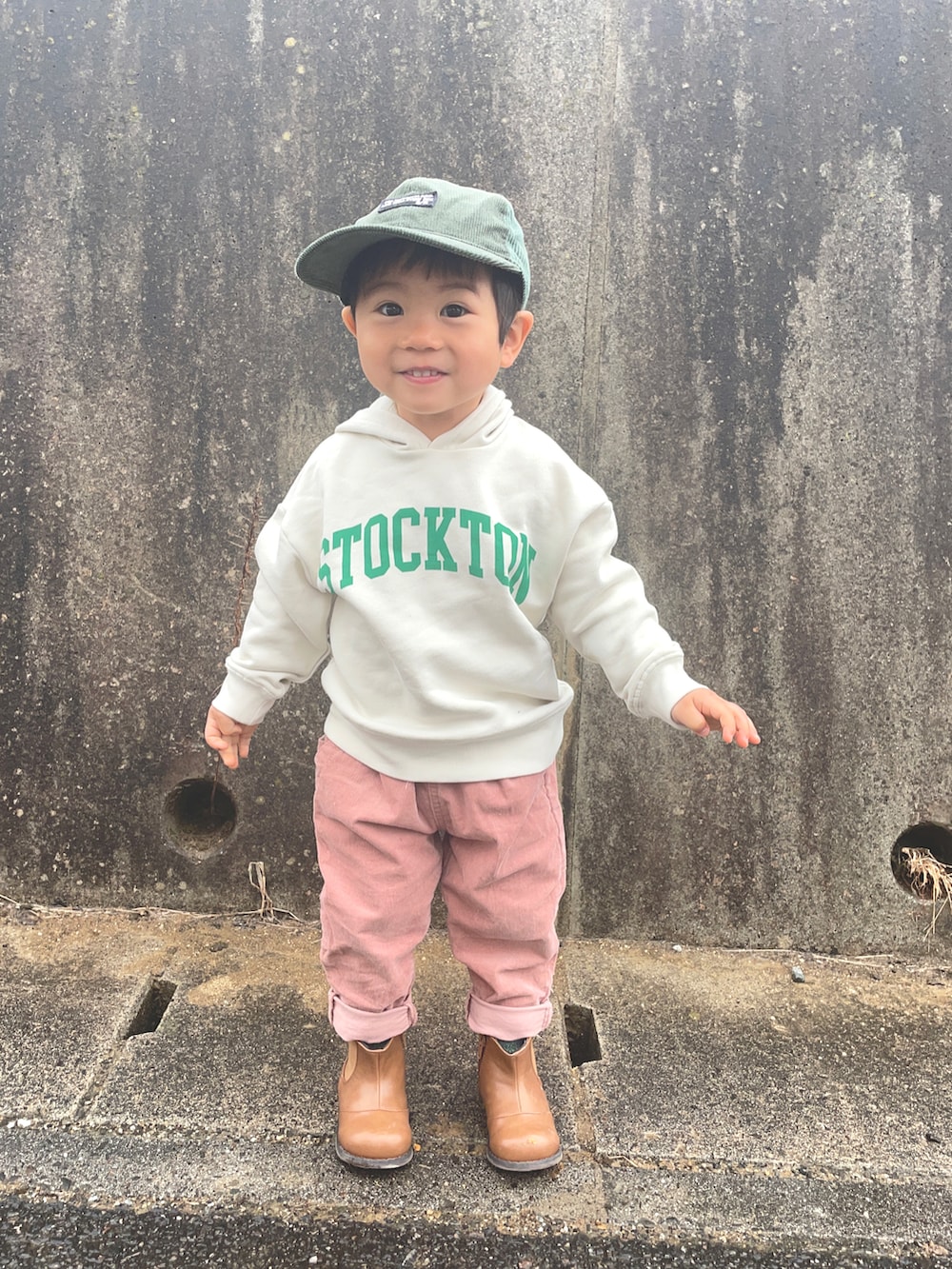 「春服みてみて、もちもちさくらもち2022、ビッグシルエット、キャップ、ブーツ」|「BREEZEのワンポイントキャップ(キャップ、グリーン系)」を使った、りつぼーさん(キッズ・90cm)の春コーディネートの2枚目の写真