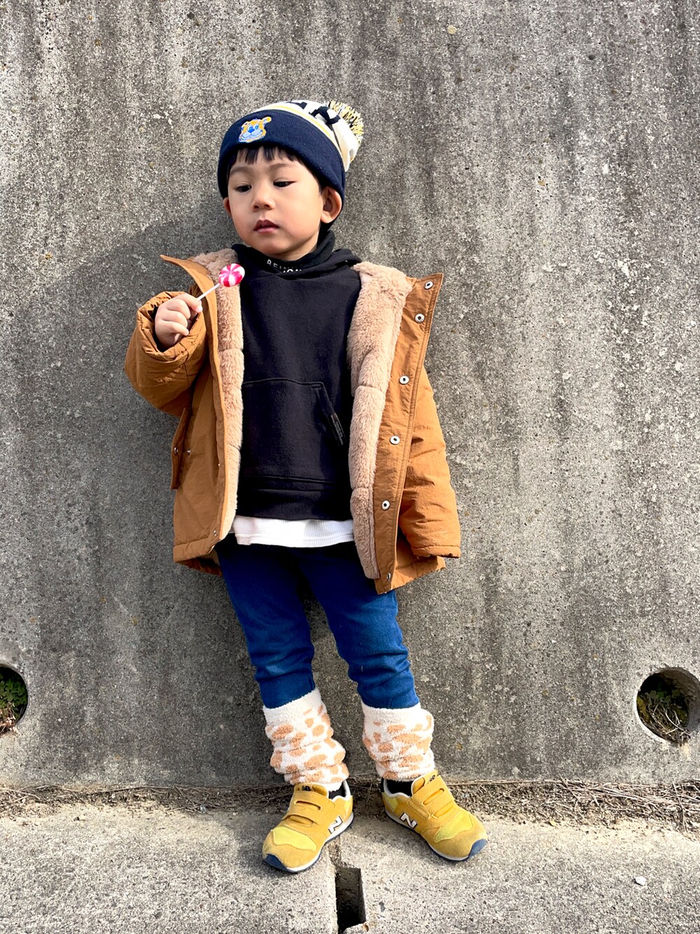 「冬を彩る色いろコーデ、プチプラ、ニット帽、シンプルコーデ、カジュアルコーデ、パーカー、デニム、カラー×コーデ、タートルネック、スウエット、お出かけコーデ、冬アウター」｜「UCLAの【KIDS】【UCLA/ユーシーエルエー】TYPY別注ニットワッチ（ニットキャップ/ビーニー、ブルー系）」を使った、りつぼーさん（キッズ・90cm）の冬コーディネートの2枚目の写真
