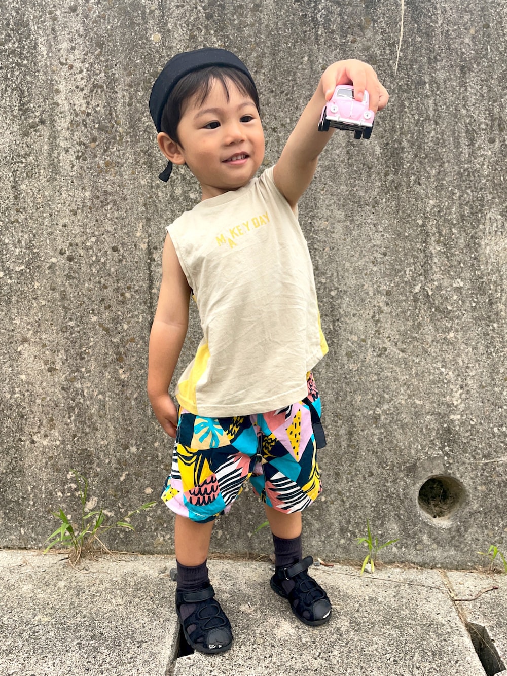 「真夏のアクティブスタイル、キッズファッション、ショートパンツ、カラーパンツ、プチプラ、タンクトップ、キャップ、モード」｜「BREEZEのフィッシャーマンズキャップ（キャップ、ブラック系）」を使った、りつぼーさん（キッズ・90cm）の夏コーディネートの2枚目の写真
