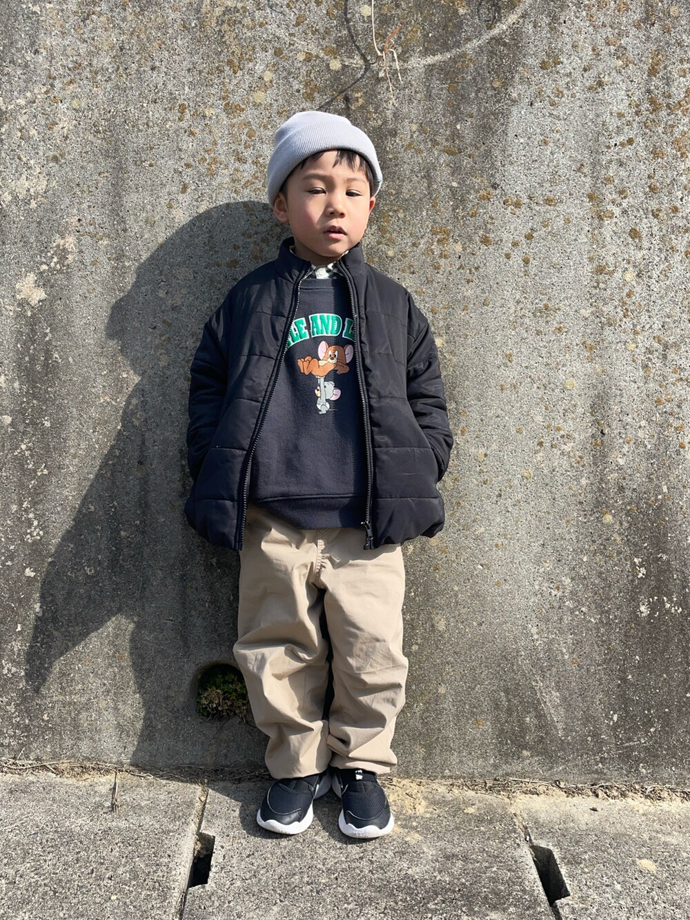 「レイヤードスタイル、男の子コーデ、カジュアルコーデ、春コーデ、休日スタイル、プチプラ」｜「BREEZEの2WAYニットキャップ（ニットキャップ/ビーニー、グレー系）」を使った、りつぼーさん（キッズ・100cm）の冬コーディネートの3枚目の写真