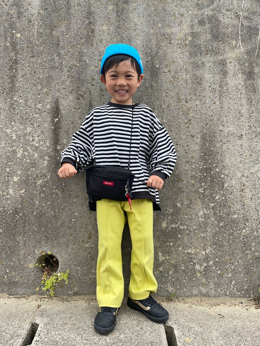 「やっぱり帽子が好き、ショルダーバッグ、ワイドパンツ、プチプラ、雨の日コーデ、カジュアルコーデ、休日スタイル、スポーツミックス」｜「BREEZEのカラバリニットキャップ（ニットキャップ/ビーニー、ブルー系）」を使った、りつぼーさん（キッズ・100cm）の春コーディネートの2枚目の写真