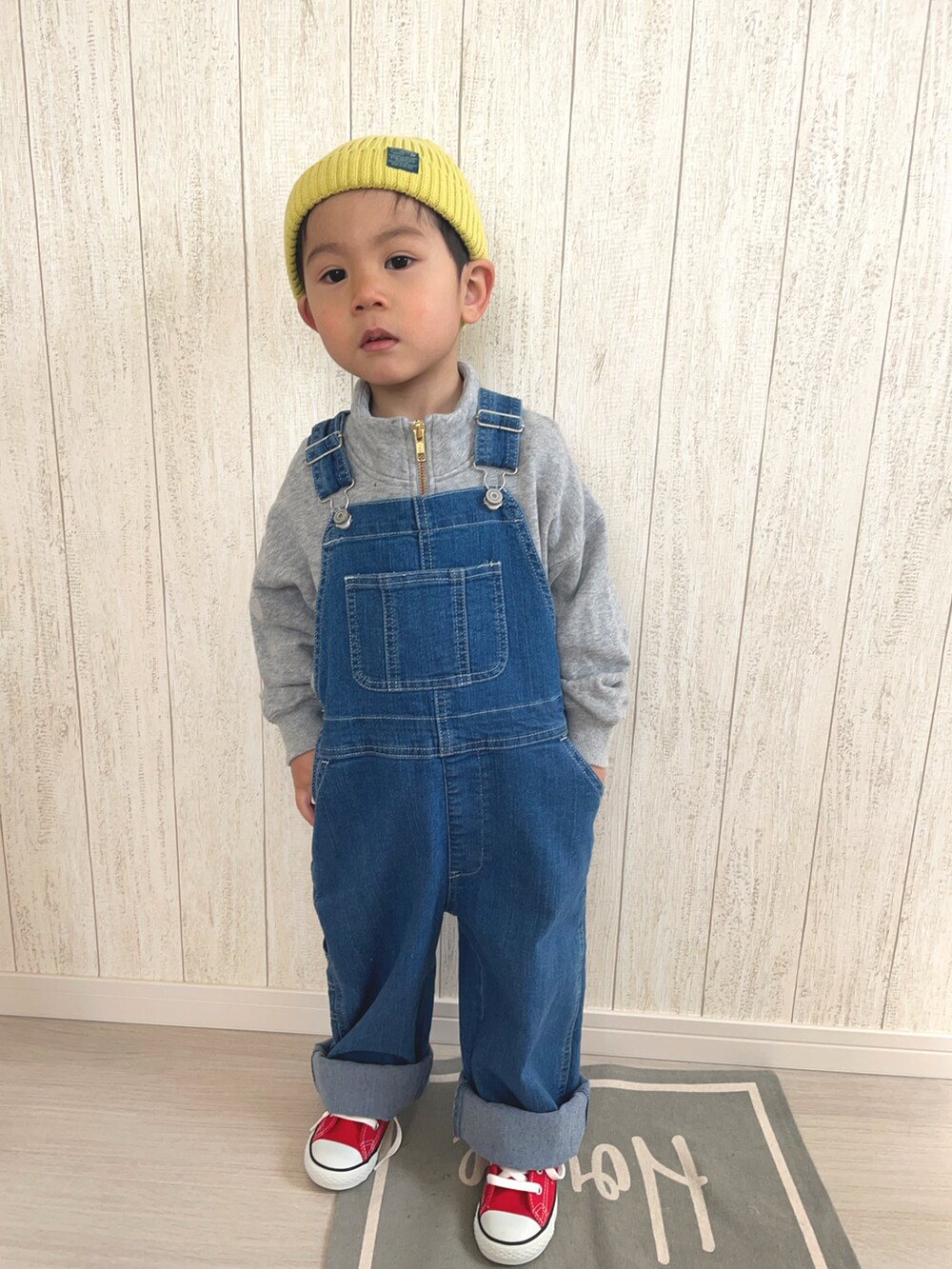 「春コーデ、プチプラ、シンプルコーデ、カジュアルコーデ、コンバース、オーバーオール、サロペット、春服みてみて、デニム」｜「BREEZEのカラフル ニット帽（ニットキャップ/ビーニー、イエロー系）」を使った、りつぼーさん（キッズ・90cm）の春コーディネートの3枚目の写真