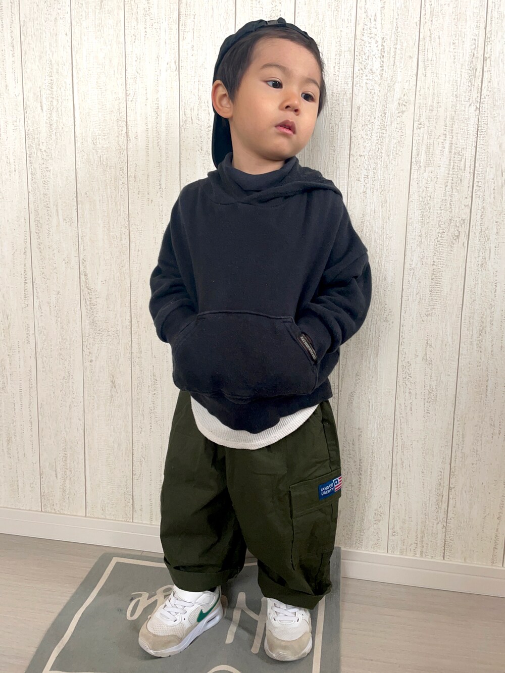 「春服デビュー宣言、カジュアルコーデ、パーカー、ワイドパンツ、ストリート、スニーカー、ビッグシルエット、春コーデ、休日コーデ、パステル映える春、カーゴパンツ」｜「BREEZEのアイテム（パーカー、ブラック系）」を使った、りつぼーさん（キッズ・90cm）の春コーディネートの4枚目の写真