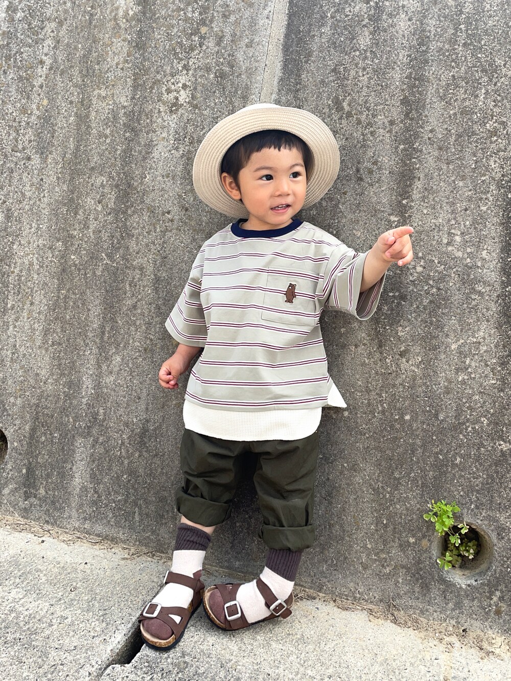 「休日コーデ、ビッグシルエット、カンカン帽、サンダルに靴下、サンダル、ボーダー、麦わら帽子」｜「DAISOのアイテム（ハット、ベージュ系）」を使った、りつぼーさん（キッズ・90cm）の春コーディネートの3枚目の写真