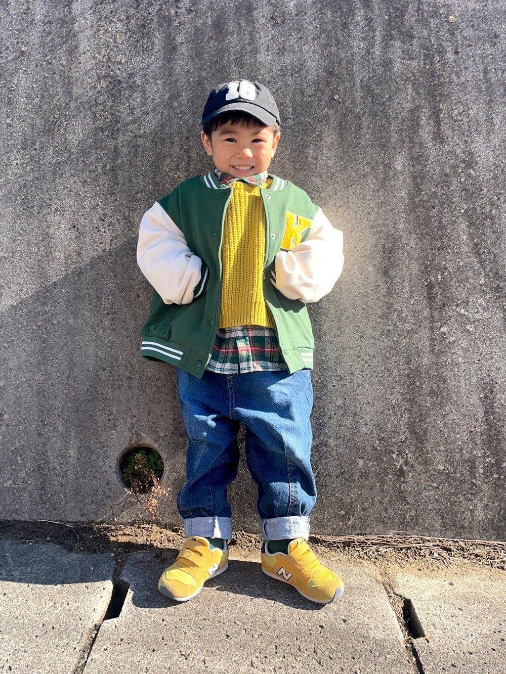 グリーン系のスカジャン、グリーン系のシャツ/ブラウス、イエロー系のニット/セーターを着用したキッズの冬コーディネートの2枚目の写真