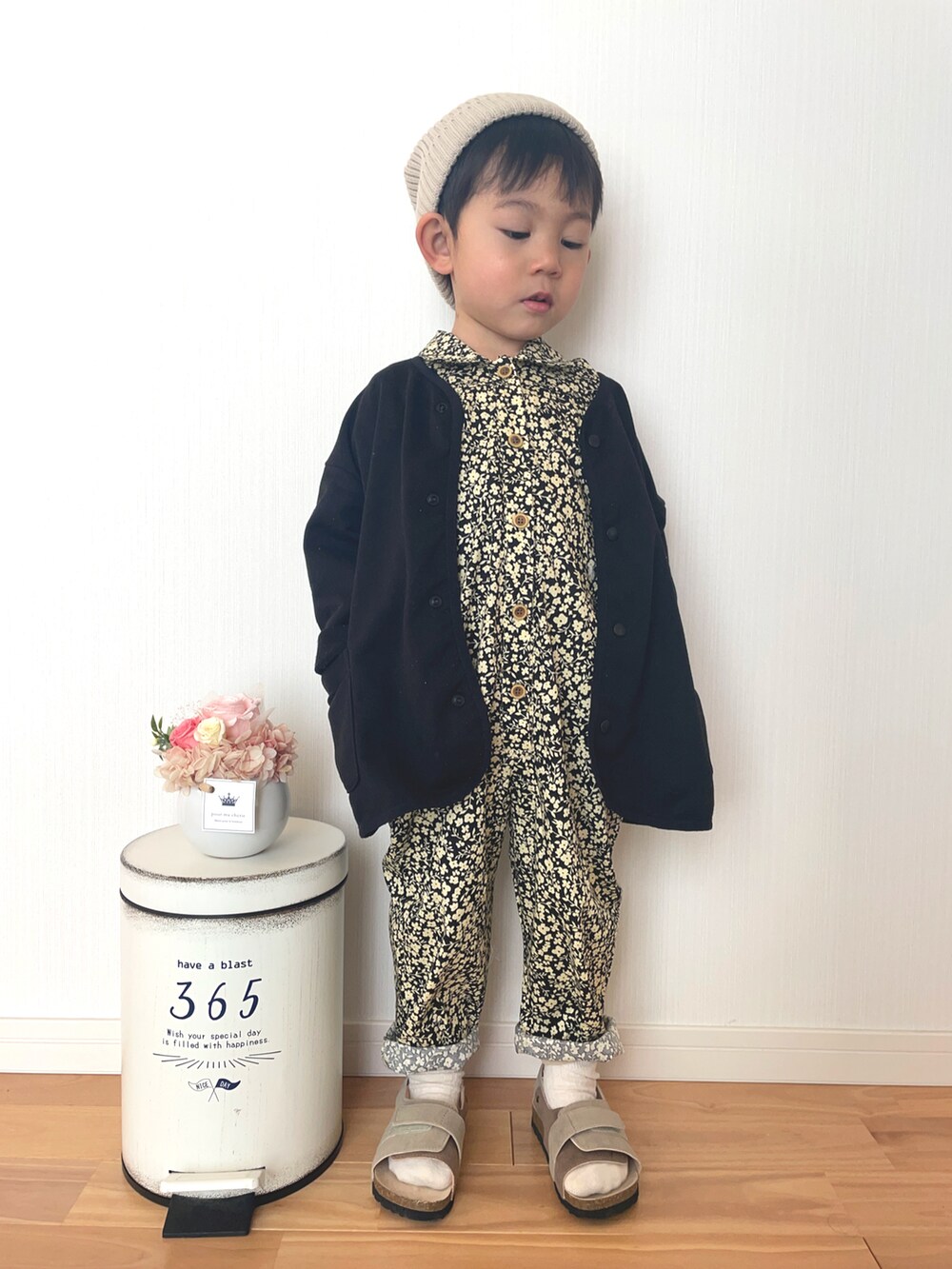 「春服みてみて、オールインワン、セットアップ、カーディガン、花柄、パステル映える春」｜「pairmanonの花柄襟付き半袖ガールズオールインワン（つなぎ/オールインワン、ブラック系）」を使った、りつぼーさん（キッズ・90cm）の春コーディネートの3枚目の写真