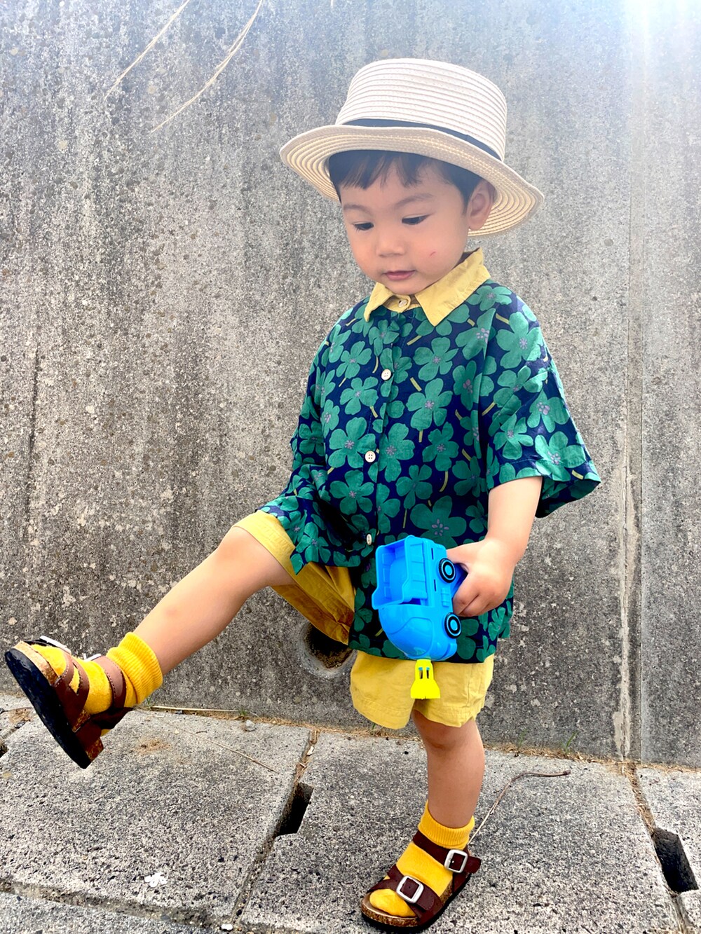 「シャツスタイル、休日コーデ、麦わら帽子、プチプラ、花柄、グリーン、セットアップ、ショートパンツ、ビタミンカラー、夏コーデ、ワントーンコーデ、柄シャツ」｜「DAISOのアイテム（ハット、ベージュ系）」を使った、りつぼーさん（キッズ・90cm）の夏コーディネートの4枚目の写真