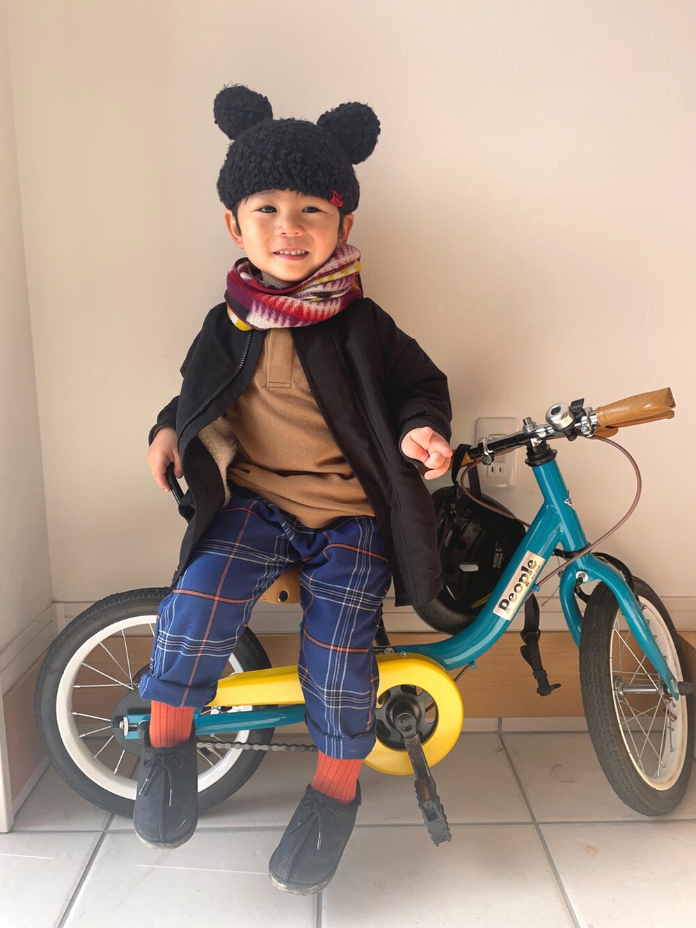 ブラック系のブルゾン、ブルー系のその他パンツ、ブラック系のブーツを着用したキッズの冬コーディネートの4枚目の写真