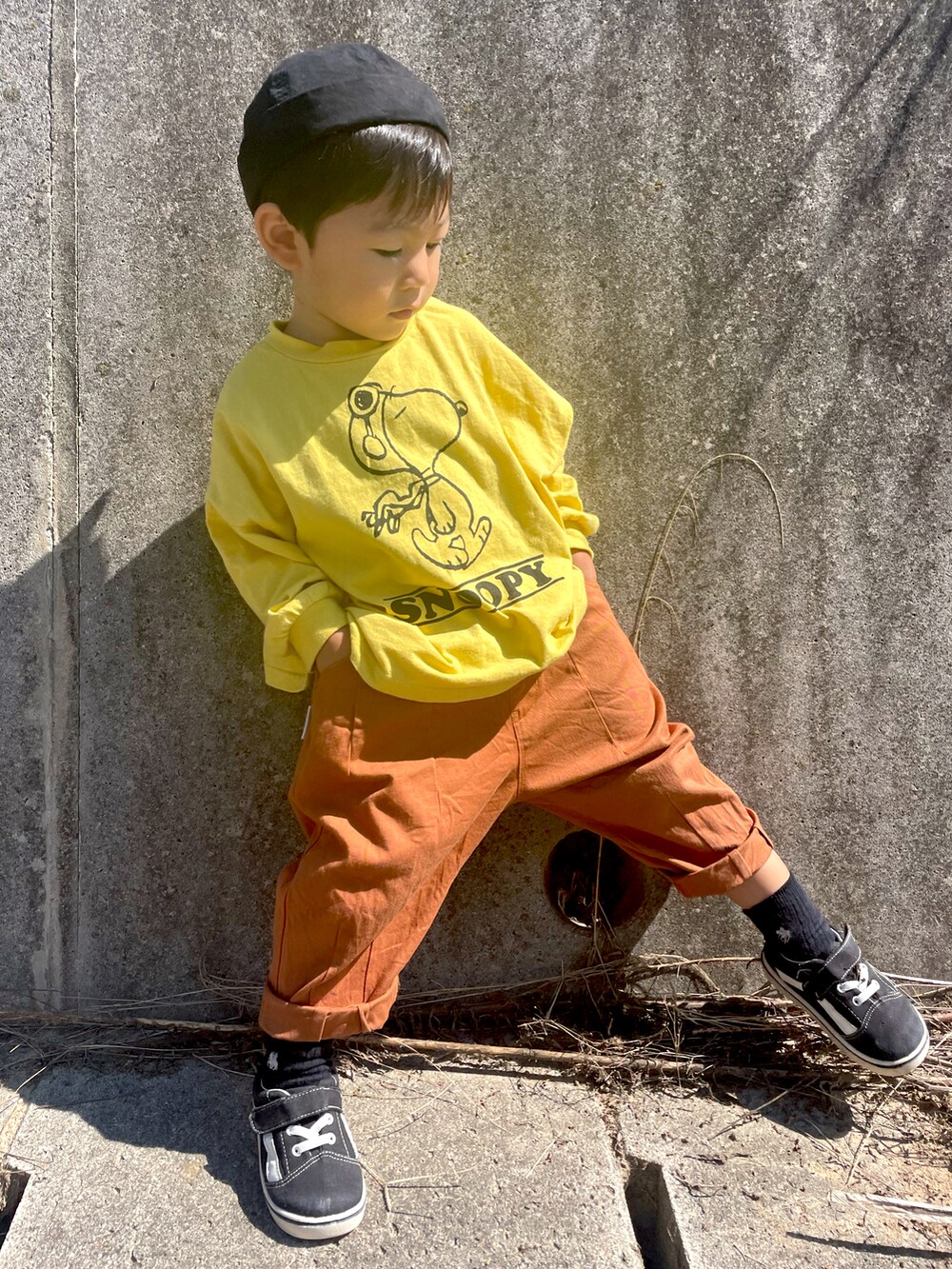 「ワイドパンツ、ワントーンコーデ、カラー×コーデ、ビタミンカラー、秋コーデ、カジュアルコーデ、プチプラ、スニーカー」｜「BIG FIELDの【PEANUTS】スヌーピーソデリブロンT（80～150cm）（Tシャツ/カットソー、イエロー系）」を使った、りつぼーさん（キッズ・90cm）の秋コーディネートの3枚目の写真