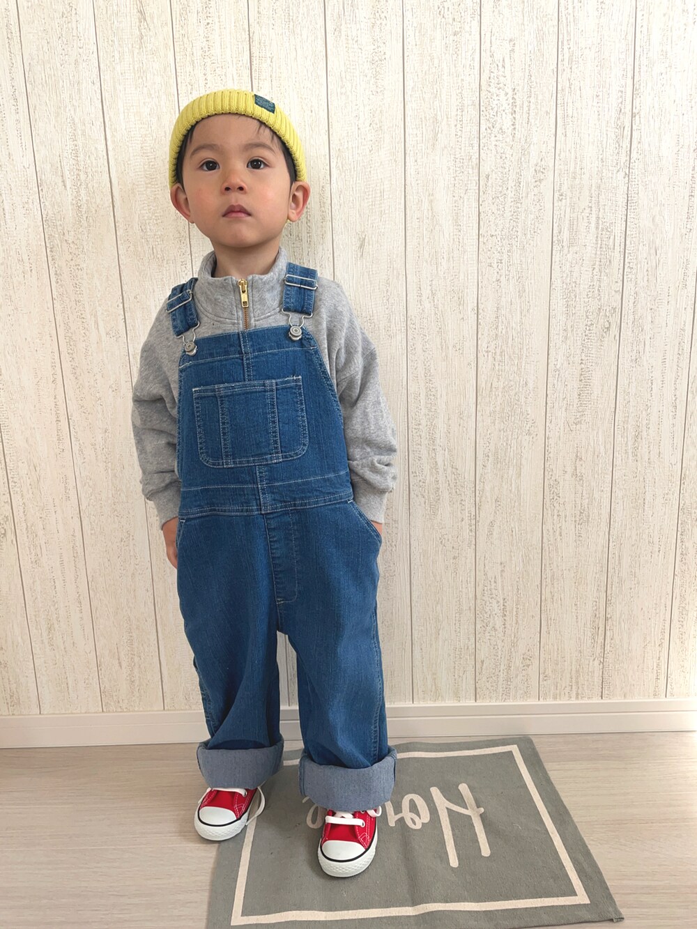 「春コーデ、プチプラ、シンプルコーデ、カジュアルコーデ、コンバース、オーバーオール、サロペット、春服みてみて、デニム」｜「BREEZEのカラフル ニット帽（ニットキャップ/ビーニー、イエロー系）」を使った、りつぼーさん（キッズ・90cm）の春コーディネートの2枚目の写真