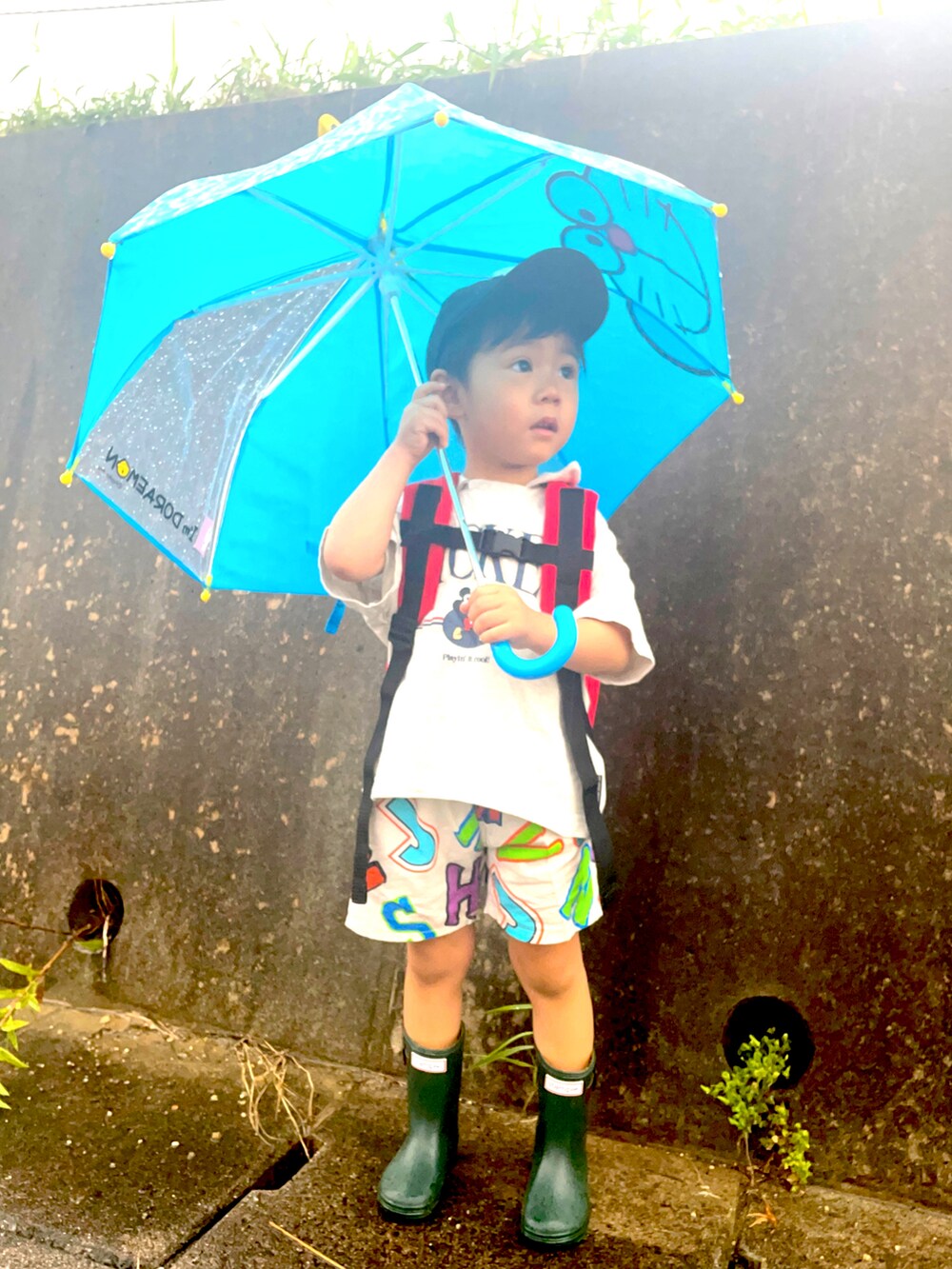 「カジュアルコーデ、雨の日コーデ、カラーパンツ、キャップ」｜「Birthdayのアイテム（ベスト、ブルー系）」を使った、りつぼーさん（キッズ・90cm）の夏コーディネートの2枚目の写真