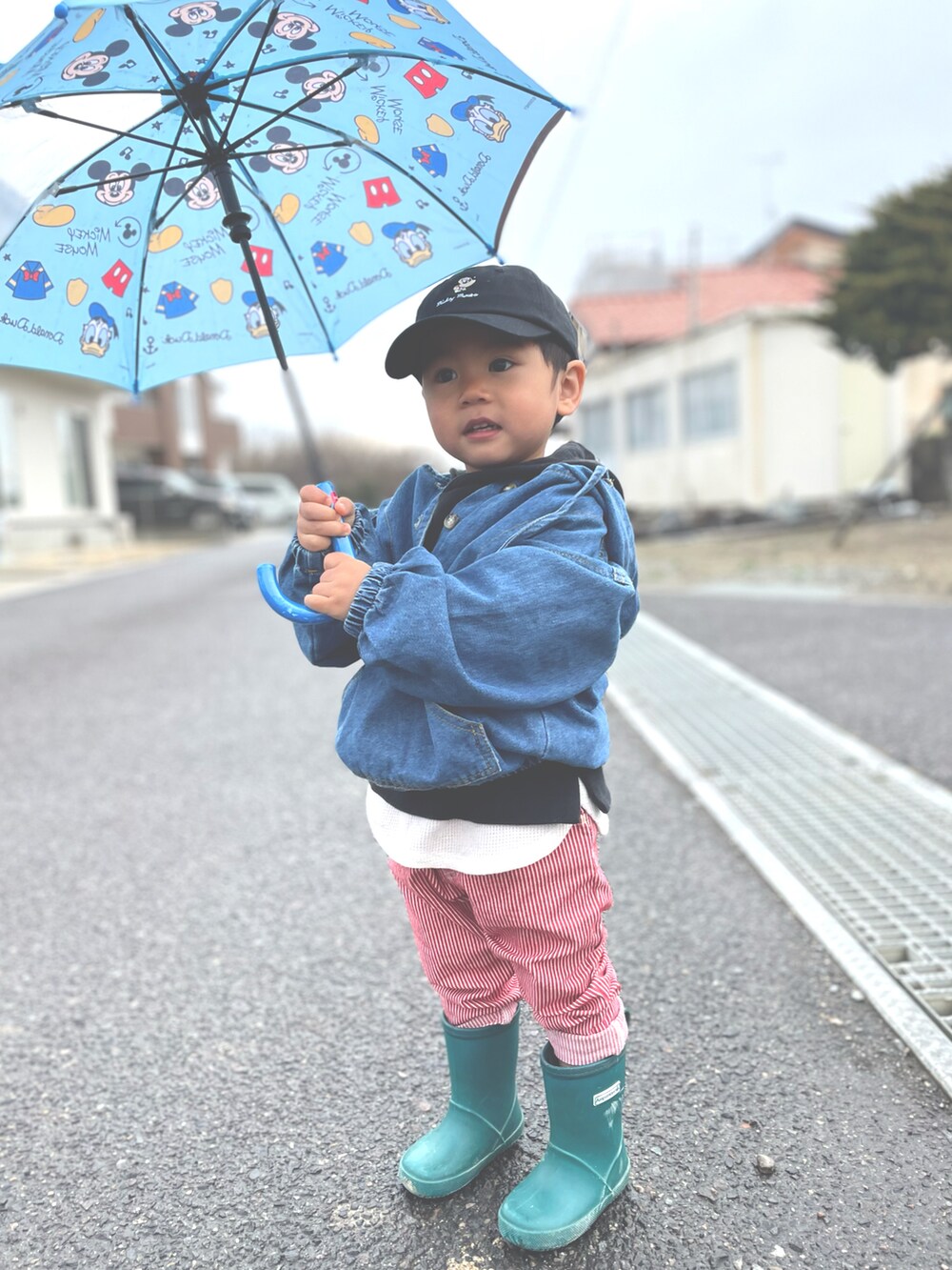 ブラック系のパーカー、ブルー系のジャケット/アウター、レッド系のその他パンツを着用したキッズの春コーディネートの3枚目の写真
