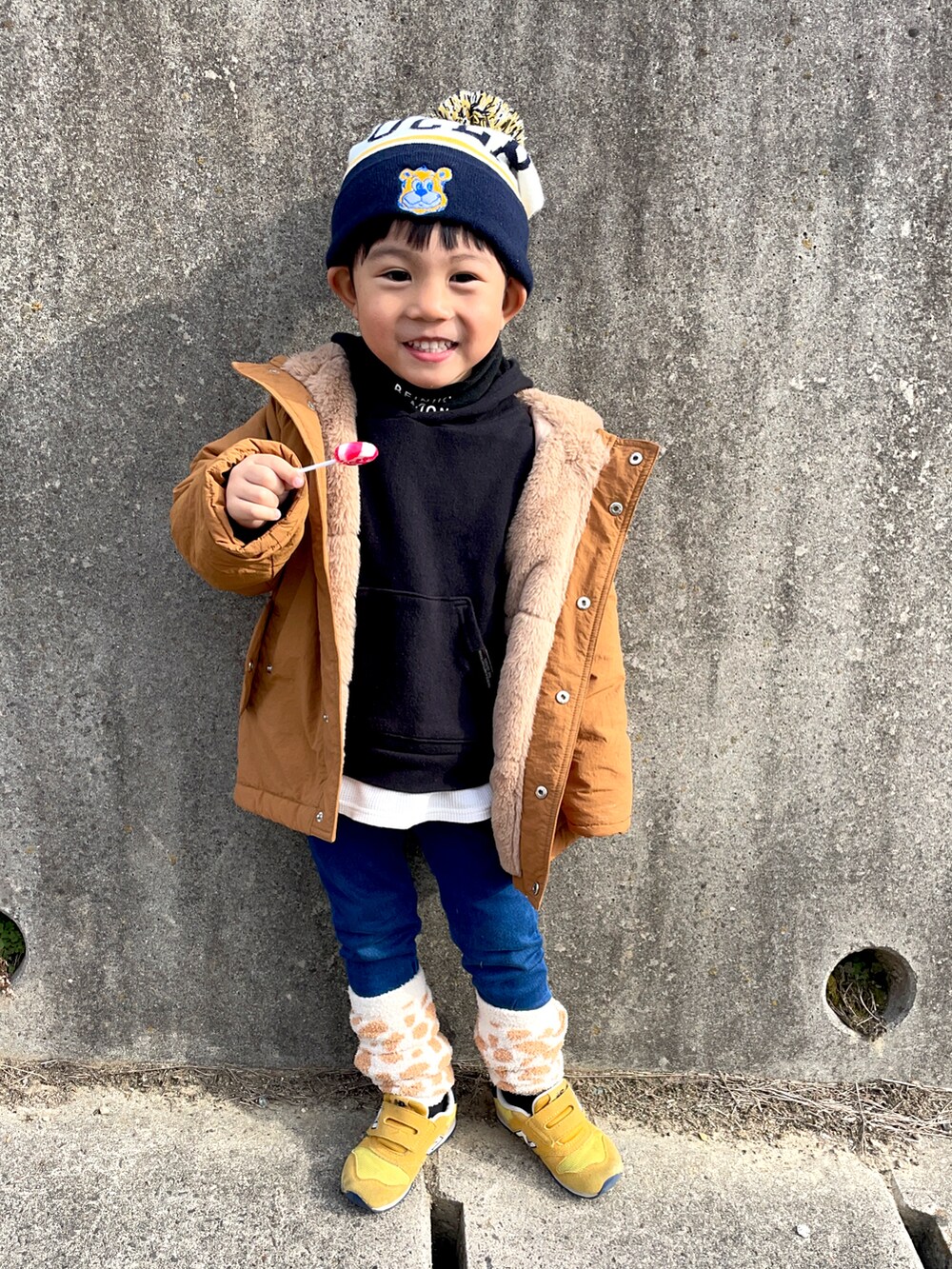 「冬を彩る色いろコーデ、プチプラ、ニット帽、シンプルコーデ、カジュアルコーデ、パーカー、デニム、カラー×コーデ、タートルネック、スウエット、お出かけコーデ、冬アウター」｜「UCLAの【KIDS】【UCLA/ユーシーエルエー】TYPY別注ニットワッチ（ニットキャップ/ビーニー、ブルー系）」を使った、りつぼーさん（キッズ・90cm）の冬コーディネートの5枚目の写真