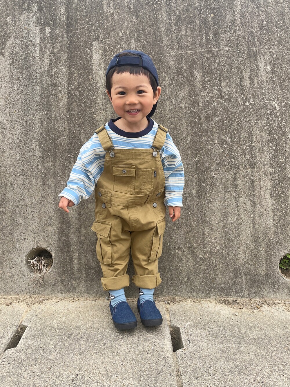 「ロンT、シンプルコーデ、ボーダー、カラーソックス、サロペット、アウトドアスタイル、ZOZOKIDSDAY、スリッポン、カーゴパンツ」｜「Birthdayのアイテム（キャップ、ブルー系）」を使った、りつぼーさん（キッズ・90cm）の春コーディネートの2枚目の写真