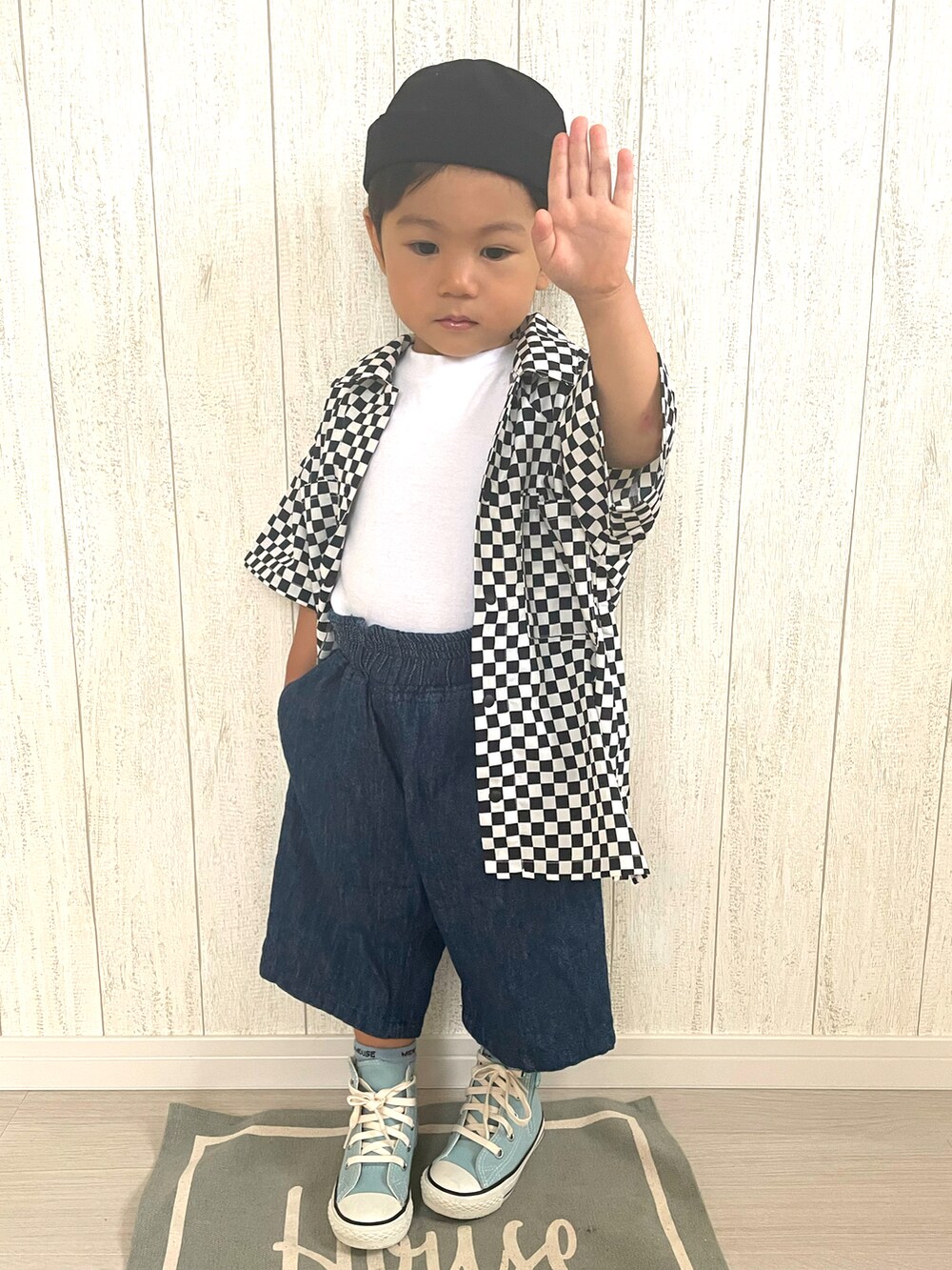 「モード、ストリート、ビッグシルエット、キャップ、ワイドパンツ、デニム、コンバース、ハイウエスト、タックイン、白Tシャツ、カジュアルコーデ、チェック、シャツスタイル」｜「BREEZEのフィッシャーマンズキャップ（キャップ、ブラック系）」を使った、りつぼーさん（キッズ・90cm）の秋コーディネートの3枚目の写真