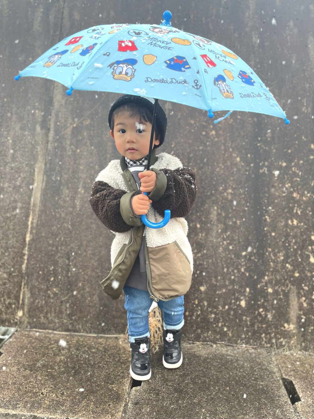 「デニム、デニムパンツ、レイヤードスタイル、スニーカーコーデ、うごきやすさ重視、ハイカットスニーカー」｜「西松屋のアイテム（ニットキャップ/ビーニー、ブラック系）」を使った、りつぼーさん（キッズ・90cm）の春コーディネートの3枚目の写真