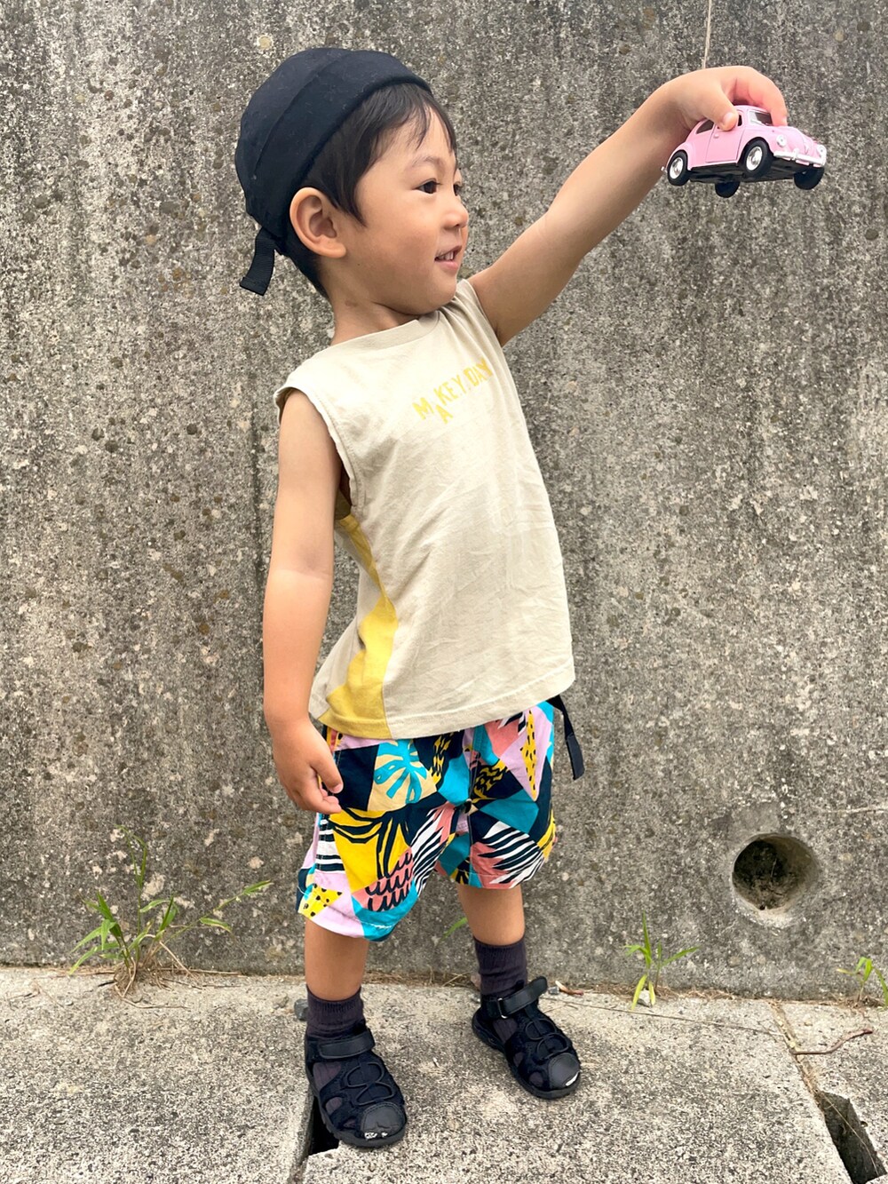 「真夏のアクティブスタイル、キッズファッション、ショートパンツ、カラーパンツ、プチプラ、タンクトップ、キャップ、モード」｜「BREEZEのフィッシャーマンズキャップ（キャップ、ブラック系）」を使った、りつぼーさん（キッズ・90cm）の夏コーディネートの3枚目の写真