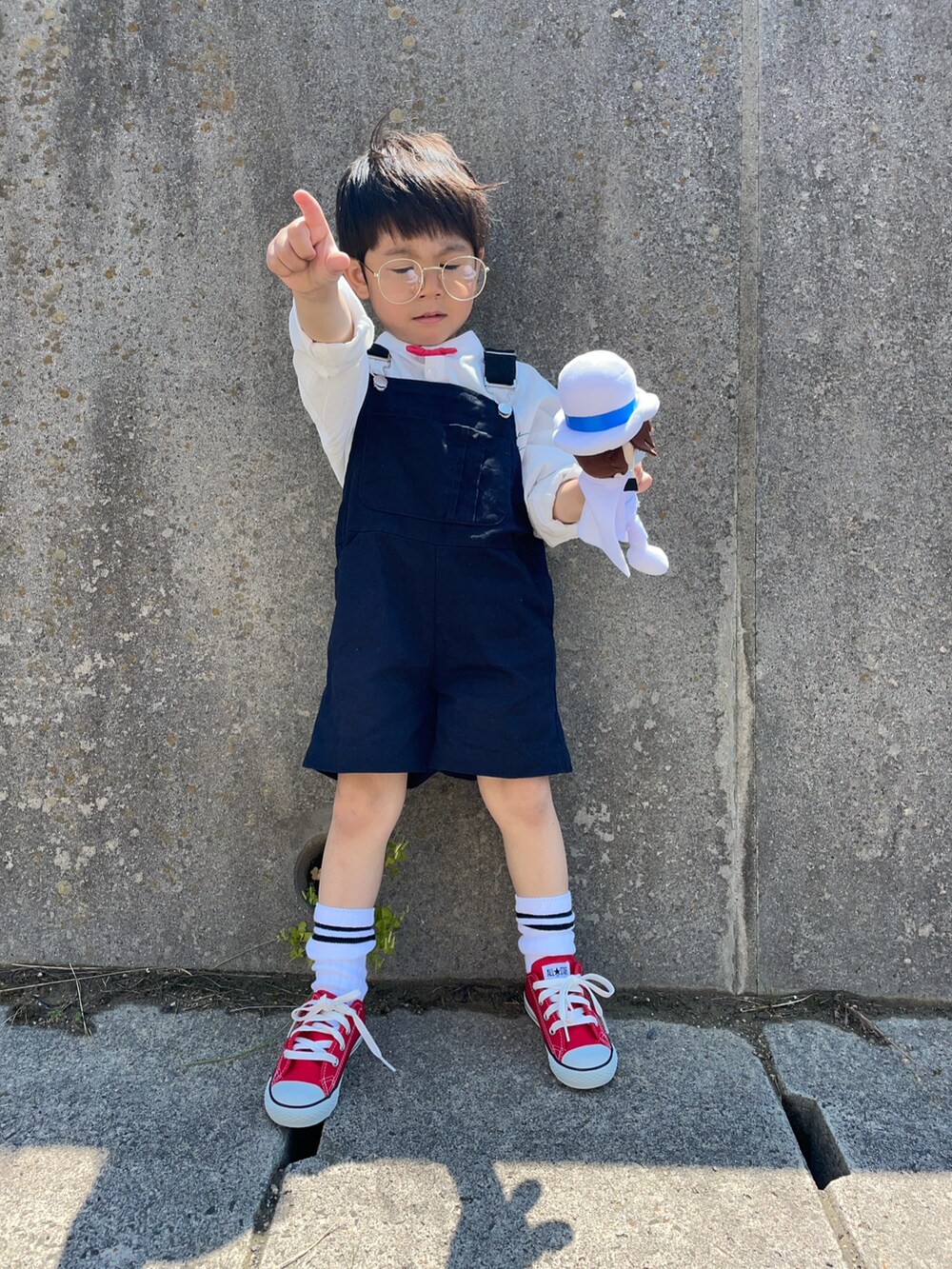 「プチプラ、サロペット、シャツスタイル、レイヤードスタイル、ルーズソックス、スニーカー、休日スタイル、ファッションを楽しもう」｜「pairmanonのユニセックス無地ショート丈サロペット（サロペット/オーバーオール、ブルー系）」を使った、りつぼーさん（キッズ・90cm）の夏コーディネートの2枚目の写真