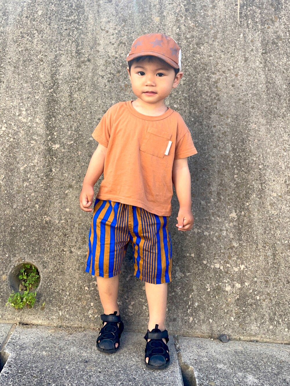 「夏コーデ、カジュアルコーデ、カラーパンツ、キャップ、ワントーンコーデ、休日スタイル、スポーツサンダル」｜「Otonatoの/リンクＴシャツ（Tシャツ/カットソー、イエロー系）」を使った、りつぼーさん（キッズ・90cm）の夏コーディネートの2枚目の写真