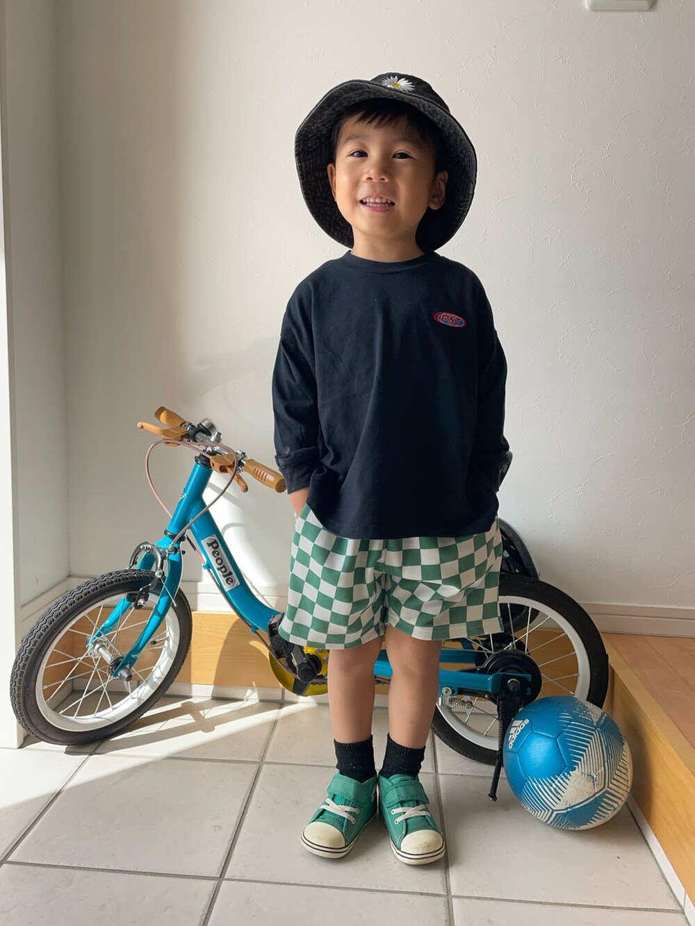 ブラック系のTシャツ/カットソー、グリーン系のその他パンツ、グリーン系のスニーカーを着用したキッズの秋コーディネートの2枚目の写真
