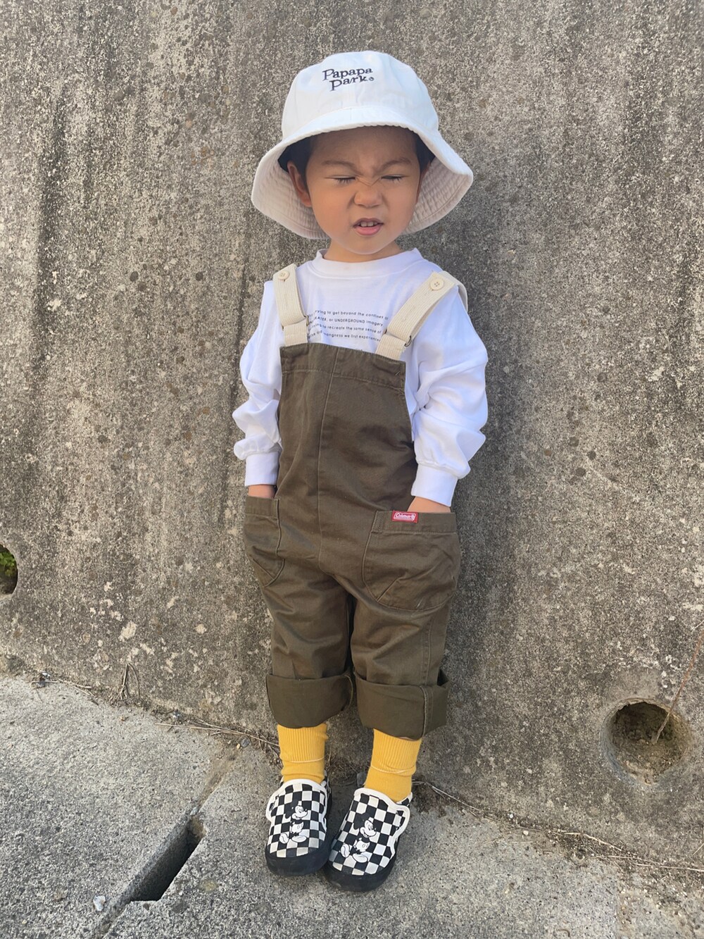 ホワイト系のTシャツ/カットソー、グリーン系のサロペット/オーバーオール、ブラック系のスリッポンを着用したキッズの春コーディネートの2枚目の写真