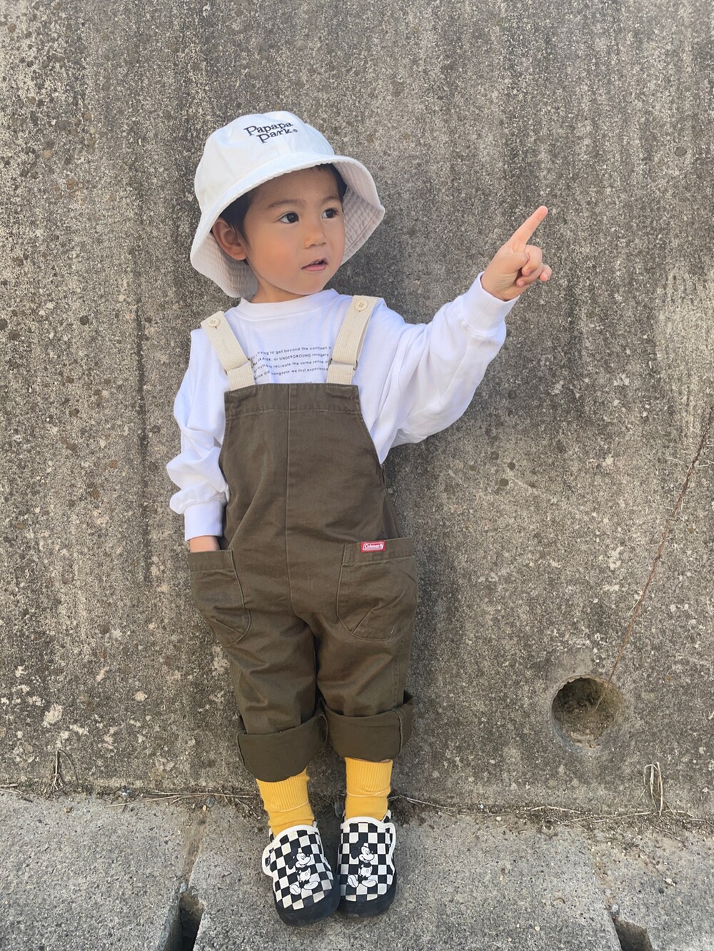 ホワイト系のTシャツ/カットソー、グリーン系のサロペット/オーバーオール、ブラック系のスリッポンを着用したキッズの春コーディネートの3枚目の写真