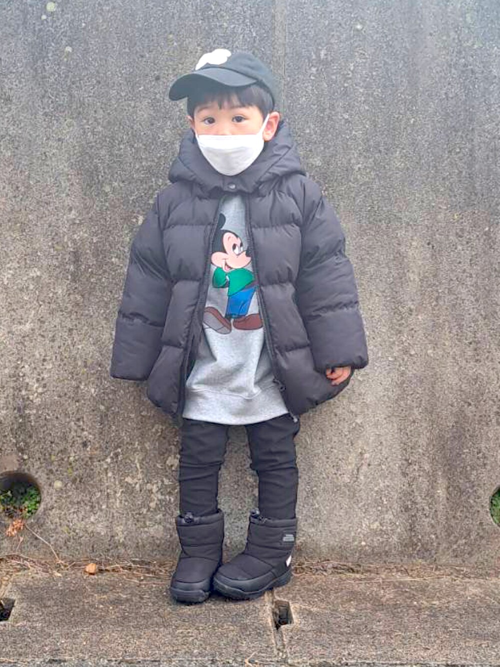 ブラック系のブルゾン、グレー系のスウェット、ブラック系のその他パンツを着用したキッズの冬コーディネートの2枚目の写真
