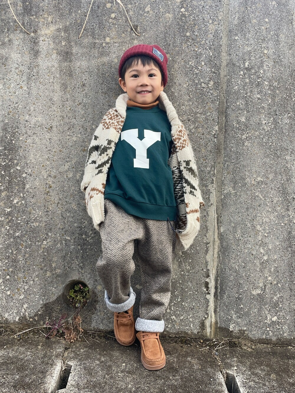 「冬コーデ、マイベストコーデ2024、プチプラ、クリスマスに着たい服、休日スタイル」｜「Ampersandのシンプルニット帽（ニットキャップ/ビーニー、レッド系）」を使った、りつぼーさん（キッズ・100cm）の冬コーディネートの2枚目の写真