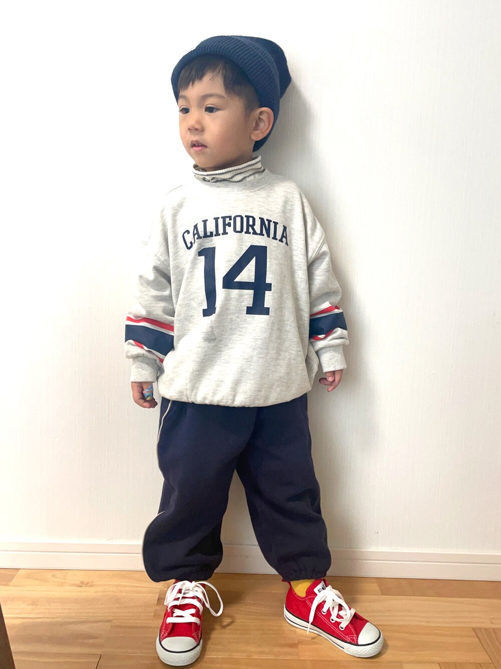 「新星WEARISTAにエントリー、休日スタイル、レイヤードスタイル、ロゴスウェット、ゆったりコーデ、スポーツミックス、スウェットパンツ、コンバース、スウェット、ニット帽」｜「CIAOPANIC TYPYの【KIDS】ニット帽（ニットキャップ/ビーニー、ブルー系）」を使った、りつぼーさん（キッズ・90cm）の冬コーディネートの3枚目の写真
