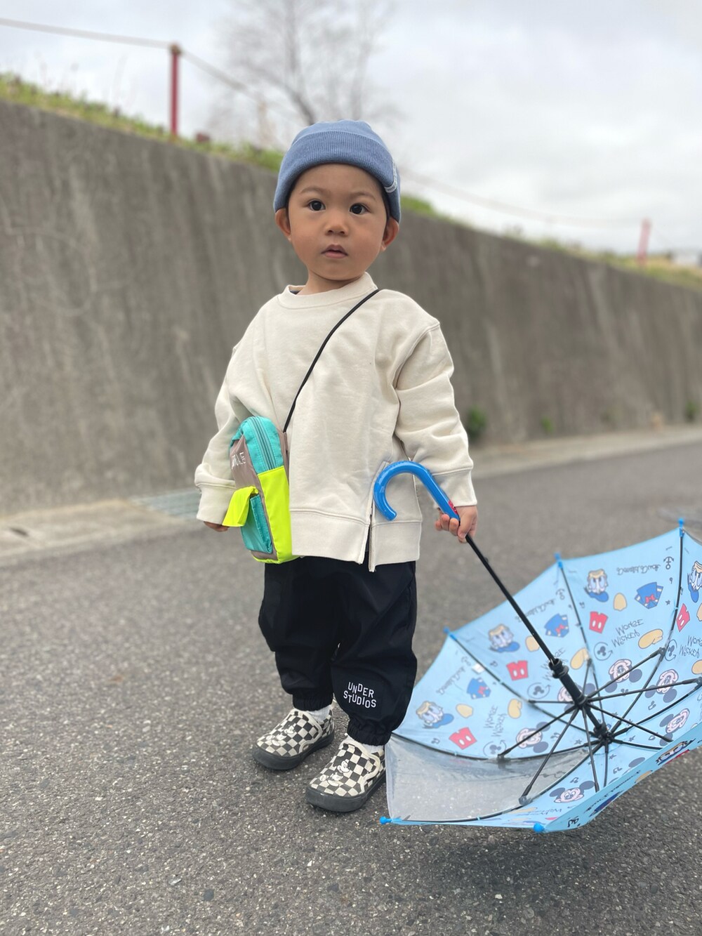 「ビールーム、モノトーン、ootd、オーバーサイズ、ビッグシルエット、スリッポン、ZOZOKIDSDAY、カーゴパンツ」｜「BREEZEの2WAYニットキャップ（ニットキャップ/ビーニー、ブルー系）」を使った、りつぼーさん（キッズ・90cm）の春コーディネートの3枚目の写真