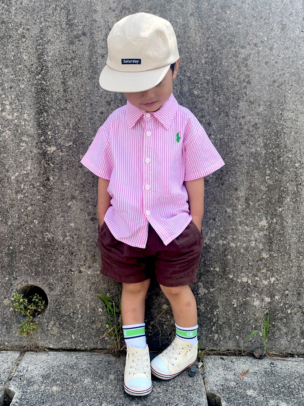 「アメカジ、柄シャツ、シャツコーデ、キャップ、ラインソックス、ショートパンツ、ピンク、プチプラ、シャツスタイル、コンバース、西松屋、白スニーカー」｜「西松屋のアイテム（キャップ、ベージュ系）」を使った、りつぼーさん（キッズ・90cm）の夏コーディネートの3枚目の写真