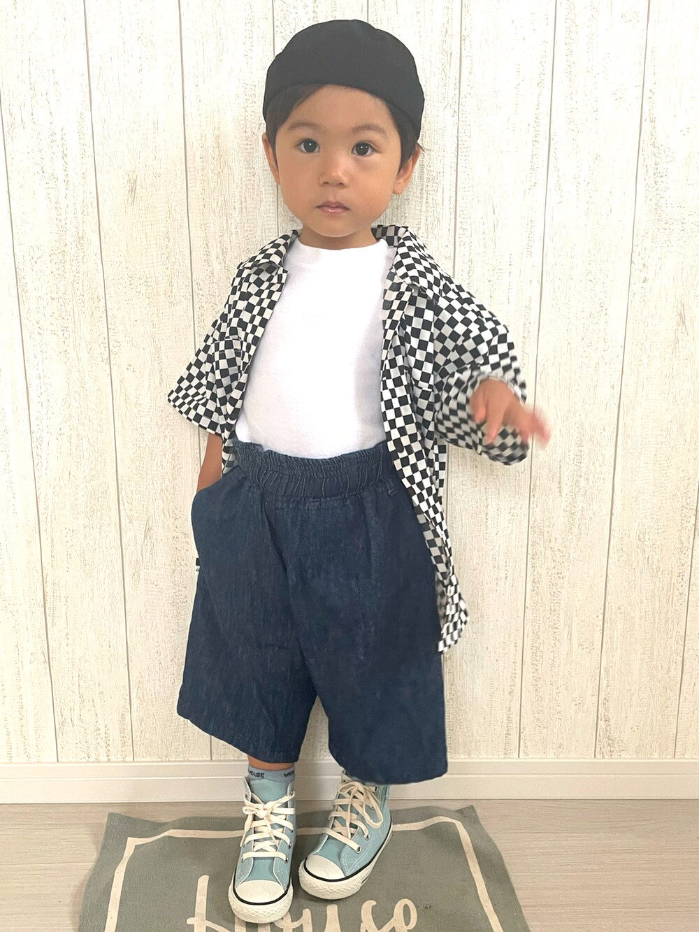 「モード、ストリート、ビッグシルエット、キャップ、ワイドパンツ、デニム、コンバース、ハイウエスト、タックイン、白Tシャツ、カジュアルコーデ、チェック、シャツスタイル」｜「BREEZEのフィッシャーマンズキャップ（キャップ、ブラック系）」を使った、りつぼーさん（キッズ・90cm）の秋コーディネートの2枚目の写真
