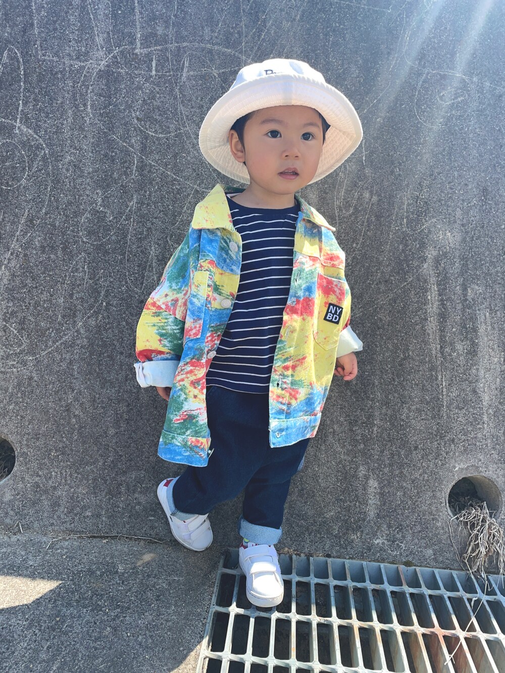 「アウトドアスタイル、キッズファッション、ZOZOKIDSDAY、ボーダー、アメカジ、ハデハデ、バケットハット、スニーカー、デニム、ごきげんウィーク、白パンツ」｜「PAPAPAPARKのバケットハット_UVカット_抗菌防臭加工（ハット、ホワイト系）」を使った、りつぼーさん（キッズ・90cm）の春コーディネートの2枚目の写真