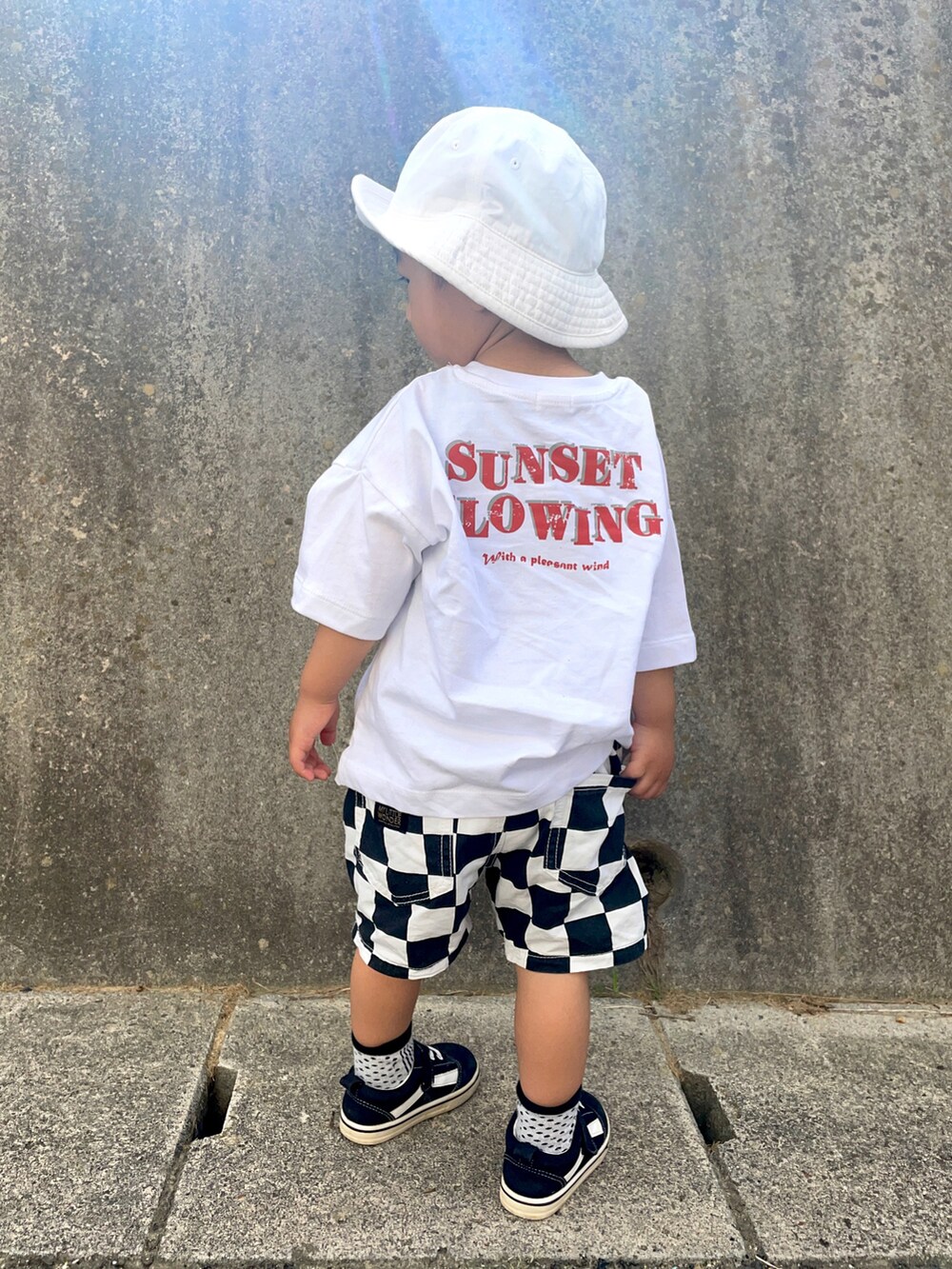 「ストリート、白Tシャツ、モノトーン、バケットハット、ショートパンツ、夏コーデ、ロゴT、カジュアル、夏だ！Tシャツ着よう！」｜「PAPAPAPARKのバケットハット_UVカット_抗菌防臭加工（ハット、ホワイト系）」を使った、りつぼーさん（キッズ・90cm）の夏コーディネートの2枚目の写真