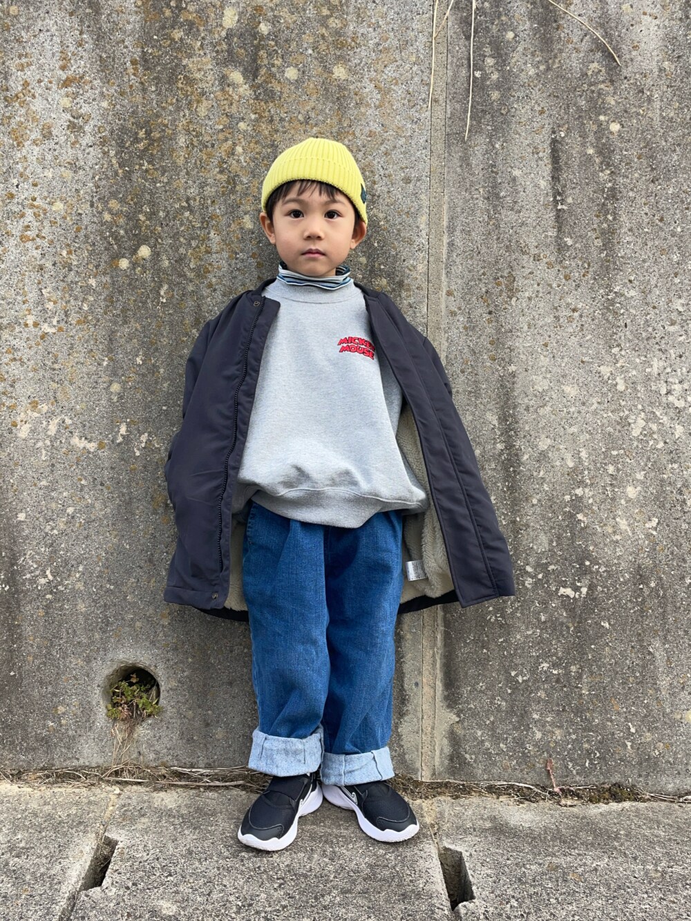 「プチプラ、冬アウター、レイヤードスタイル、デニム、お出かけコーデ」｜「BREEZEのカラフル ニット帽（ニットキャップ/ビーニー、イエロー系）」を使った、りつぼーさん（キッズ・100cm）の冬コーディネートの2枚目の写真