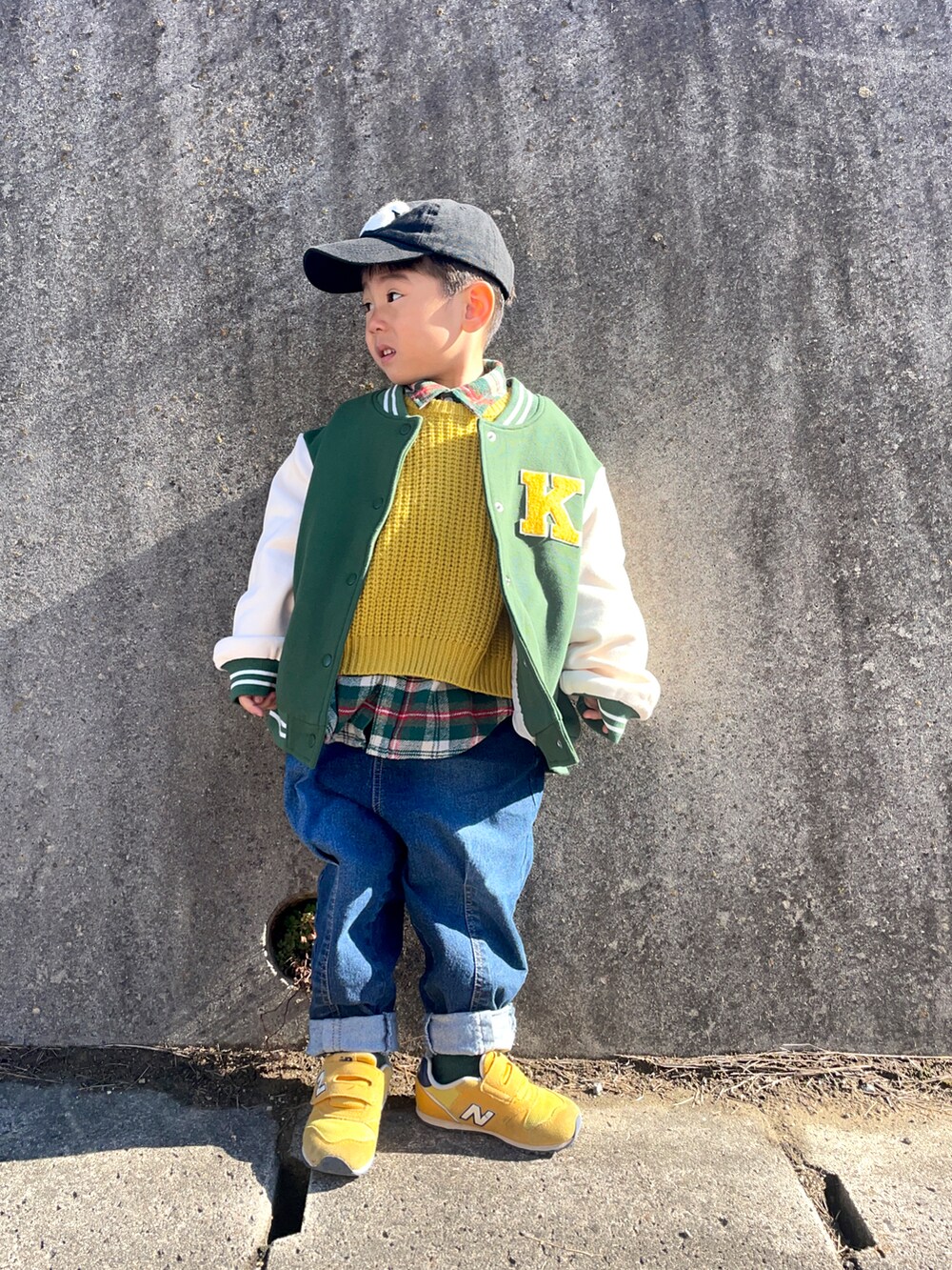 グリーン系のスカジャン、グリーン系のシャツ/ブラウス、イエロー系のニット/セーターを着用したキッズの冬コーディネートの3枚目の写真