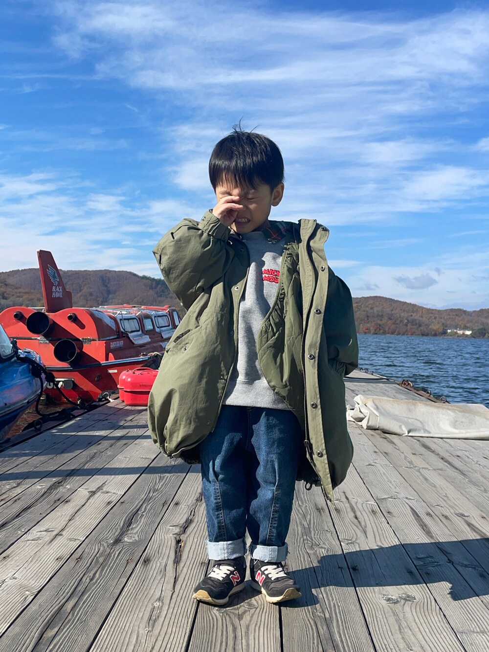 「日常に魔法を、男の子コーデ、休日スタイル、カジュアル」｜「LOWRYS FARMのＭｉｃｋｅｙアソートウラケ　 981322（スウェット、グレー系）」を使った、りつぼーさん（キッズ・90cm）の秋コーディネートの2枚目の写真